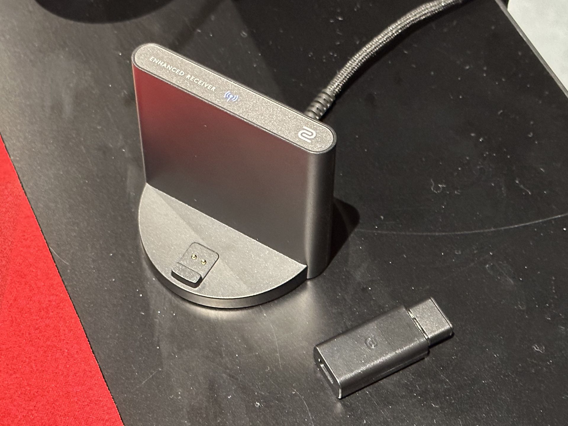 付属品は、充電ドック機能付きのワイヤレスレシーバーとUSBドングル