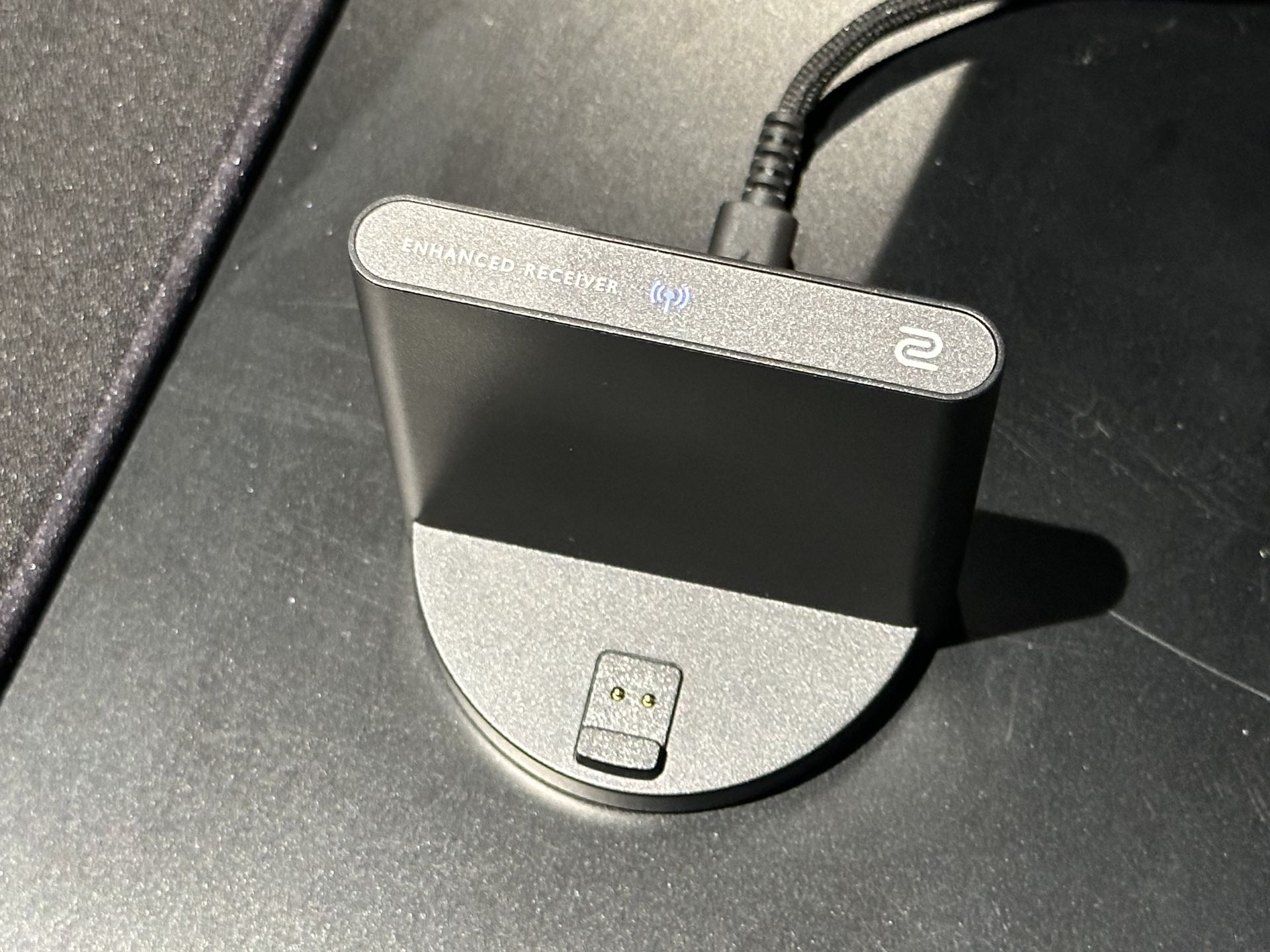 スタイリッシュなデザイン。手前の端子に繋ぐことで充電できる