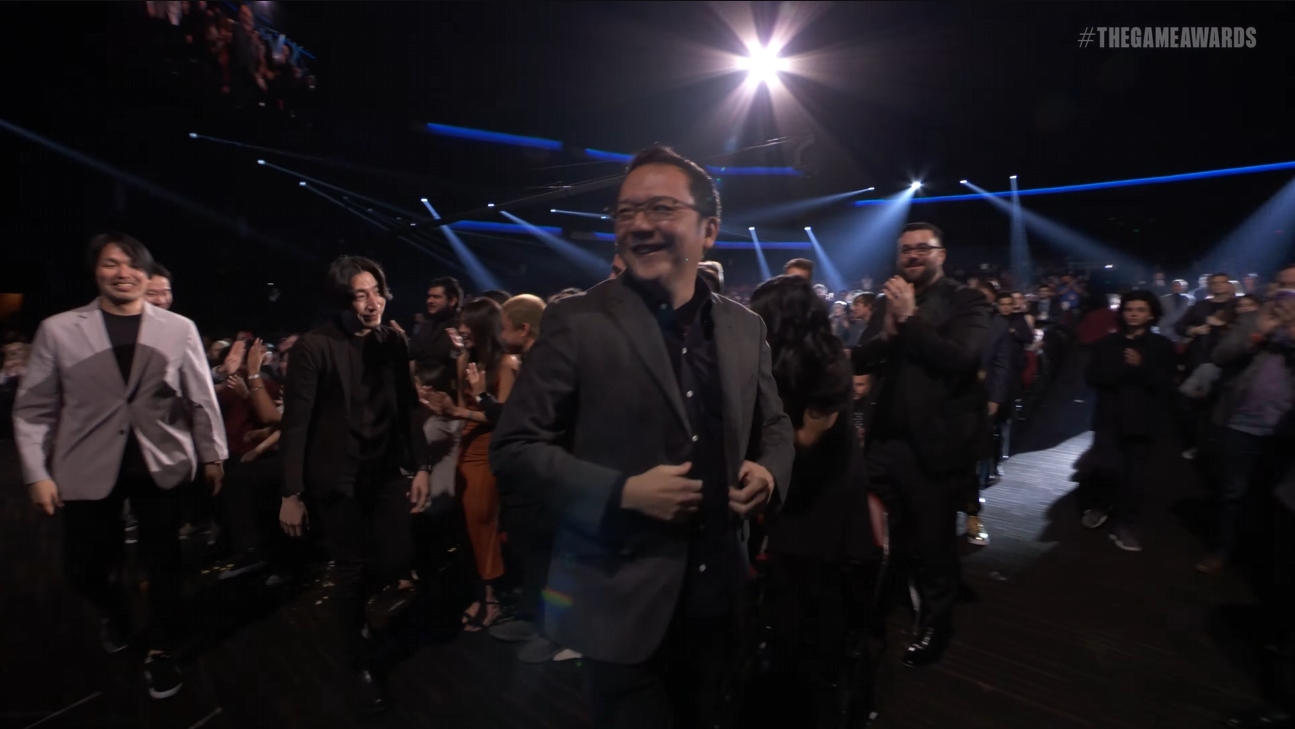 「エルデンリング」ディレクター・宮崎英高氏がステージに上がる様子。画像右側より少年が向かってきている