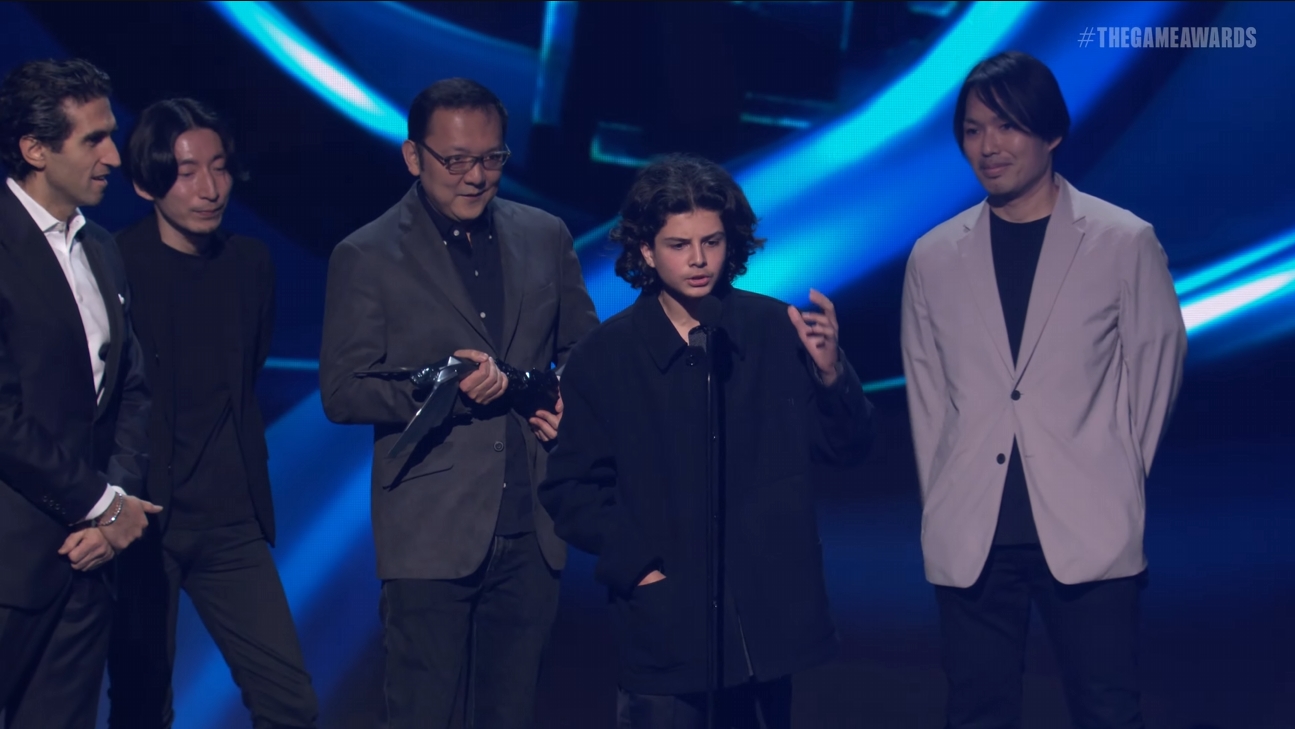 宮崎氏のスピーチ後、マイクの前に立った。この後カメラは後ろに下がり、少年は周囲の人物に連れていかれた