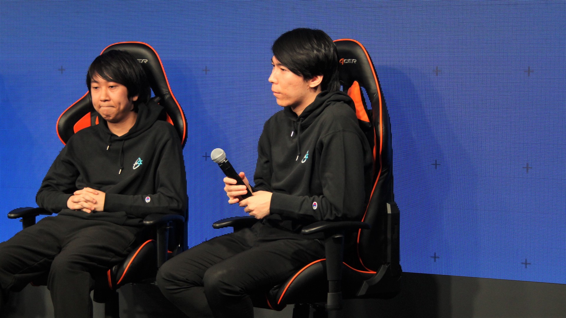 来場者の質問を聞くCeros氏