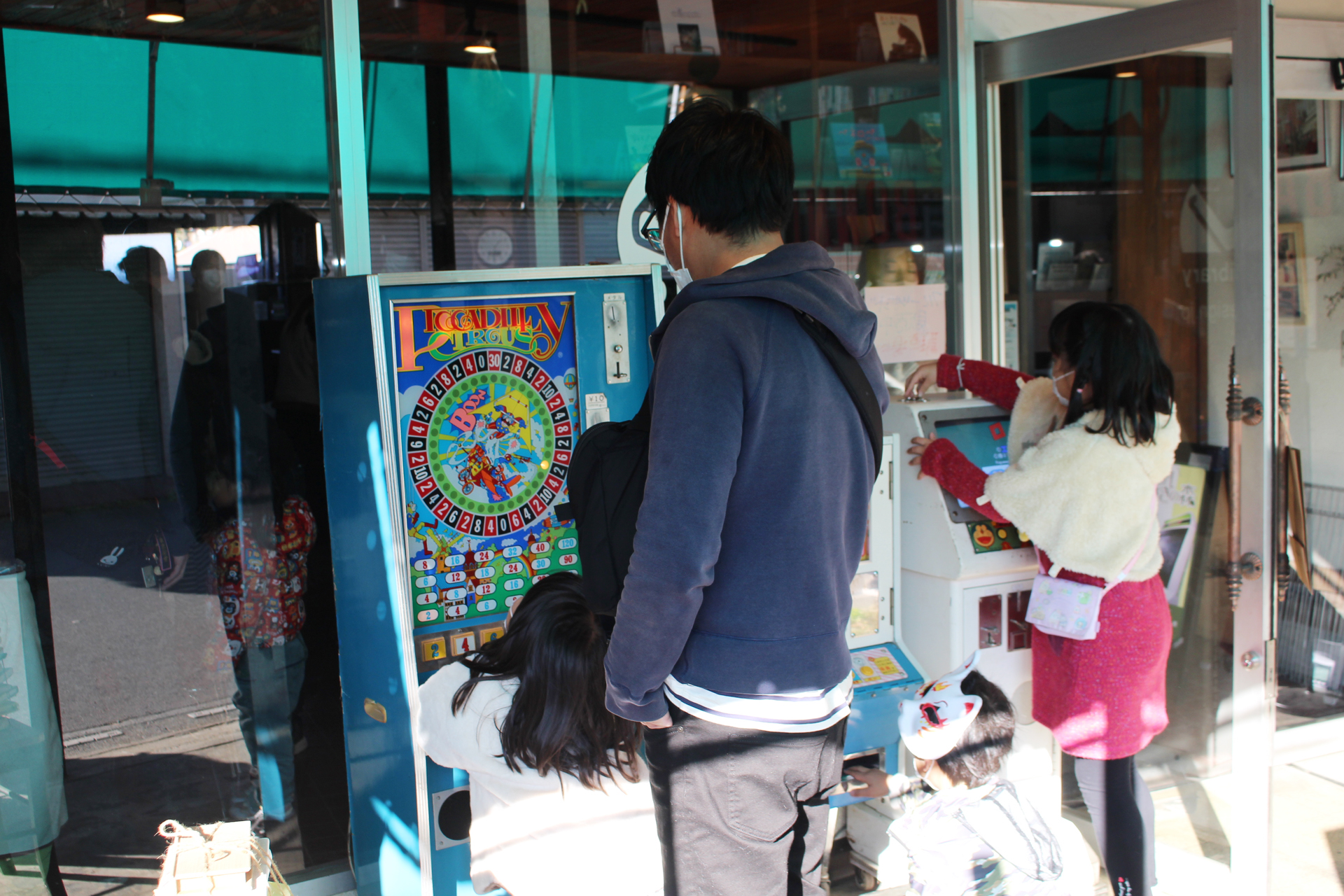 ルーレットゲーム「ピカデリーサーカス」（左）などが店頭に置かれていた。当日はメダルが用意され、無料で遊べた