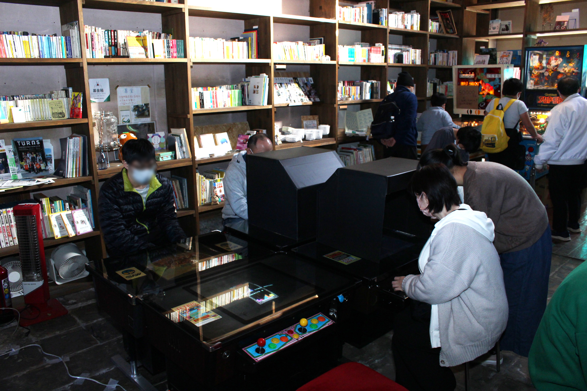 近年はほとんど見られなくなったテーブル筐体。場内のライトの反射を防ぐシェードも用意