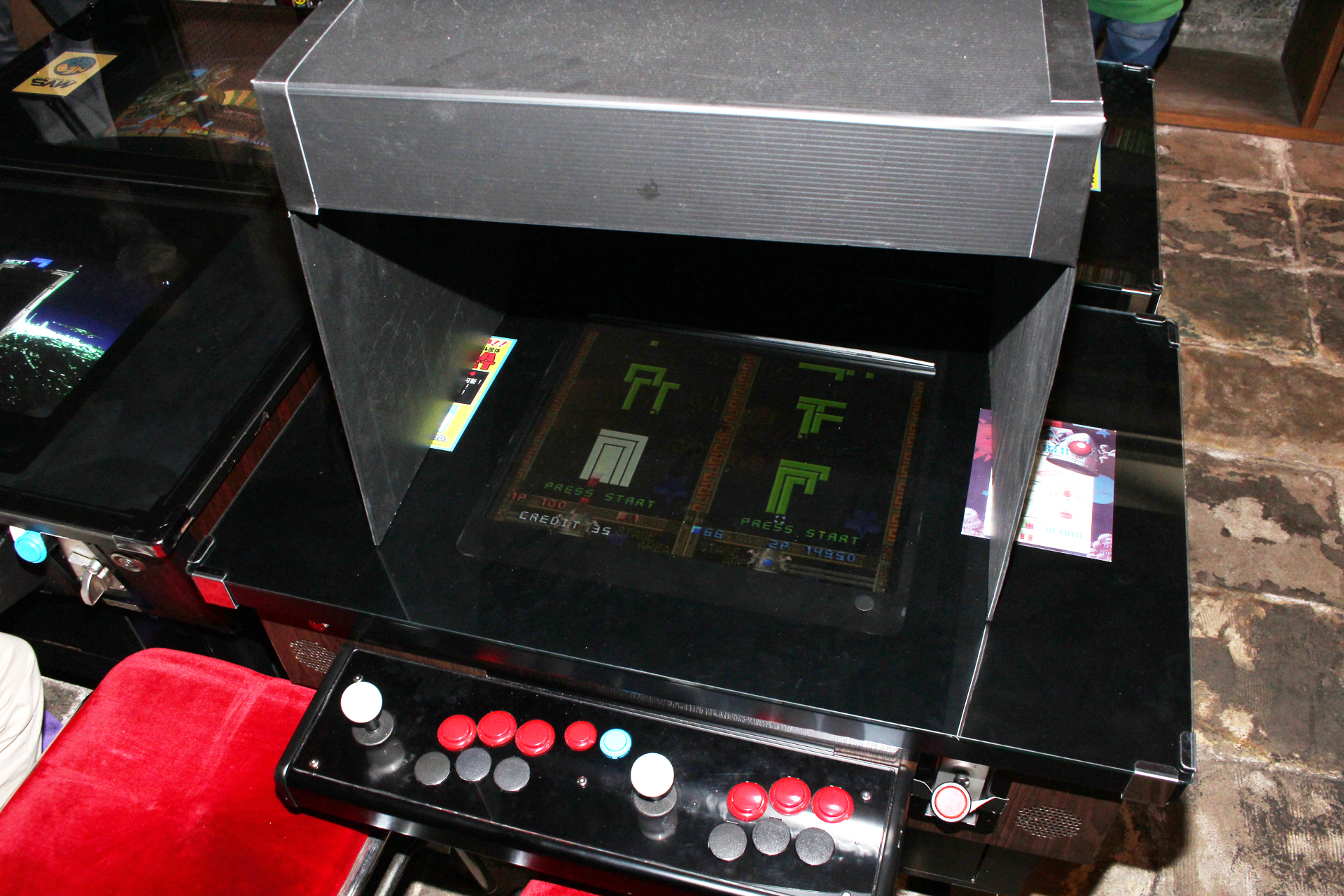 徳力精工が開発中の汎用筐体「TAKUYA」。木目調のレトロな外観を持ちながら、高さの調整や家庭用ゲームへの対応など、機能的にも考えられている