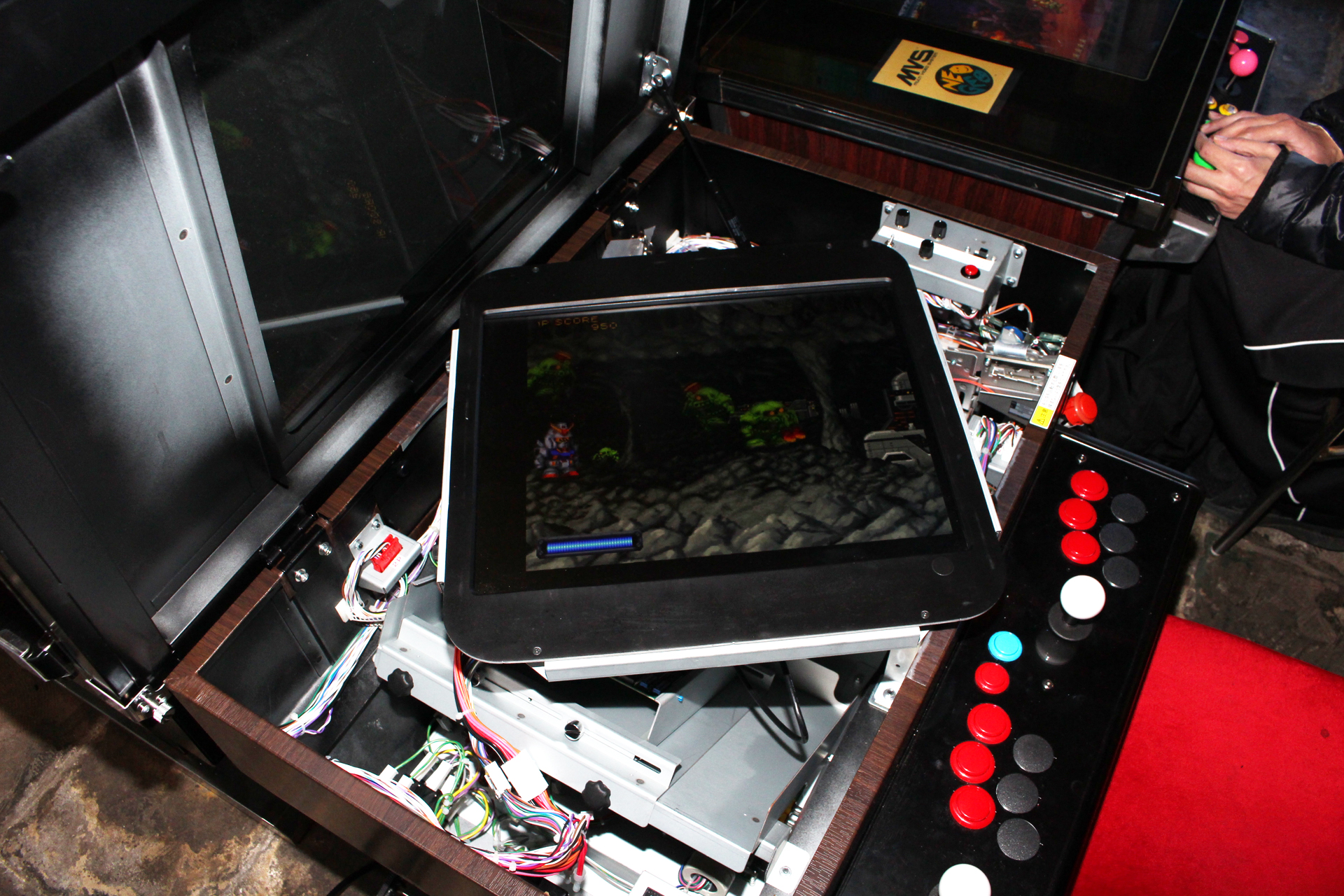 内蔵の19インチ液晶モニターは、天板を開けることで簡単に回転ができる仕様。画面比率は4：3と昔のゲームに特化している