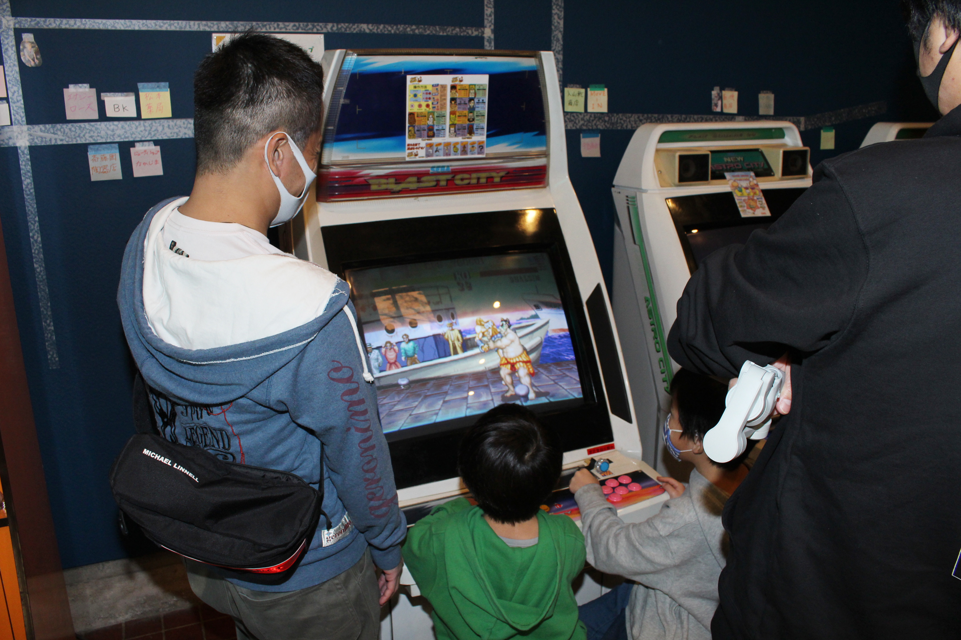 ガチャプレイでも対戦が成立する「ストリートファイターIIダッシュターボ」。写真の2人のお子さんは、技が決まるとケラケラと笑っているのが微笑ましかった