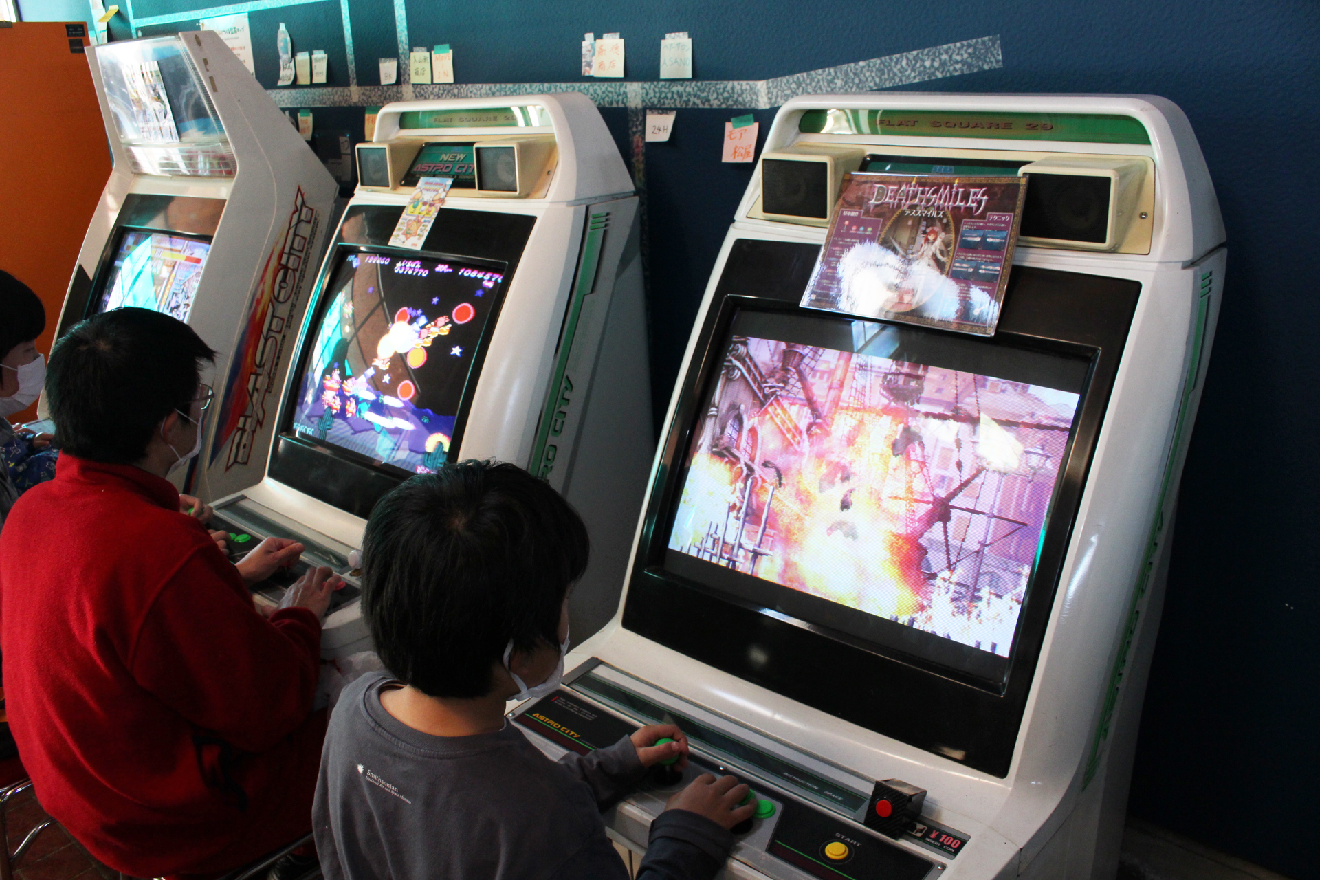 比較的最近の2007年にリリースされた難易度高めのシューティング「デススマイルズ」（右）だが、果敢に挑戦する少年の姿も。左は「はちゃめちゃファイター」