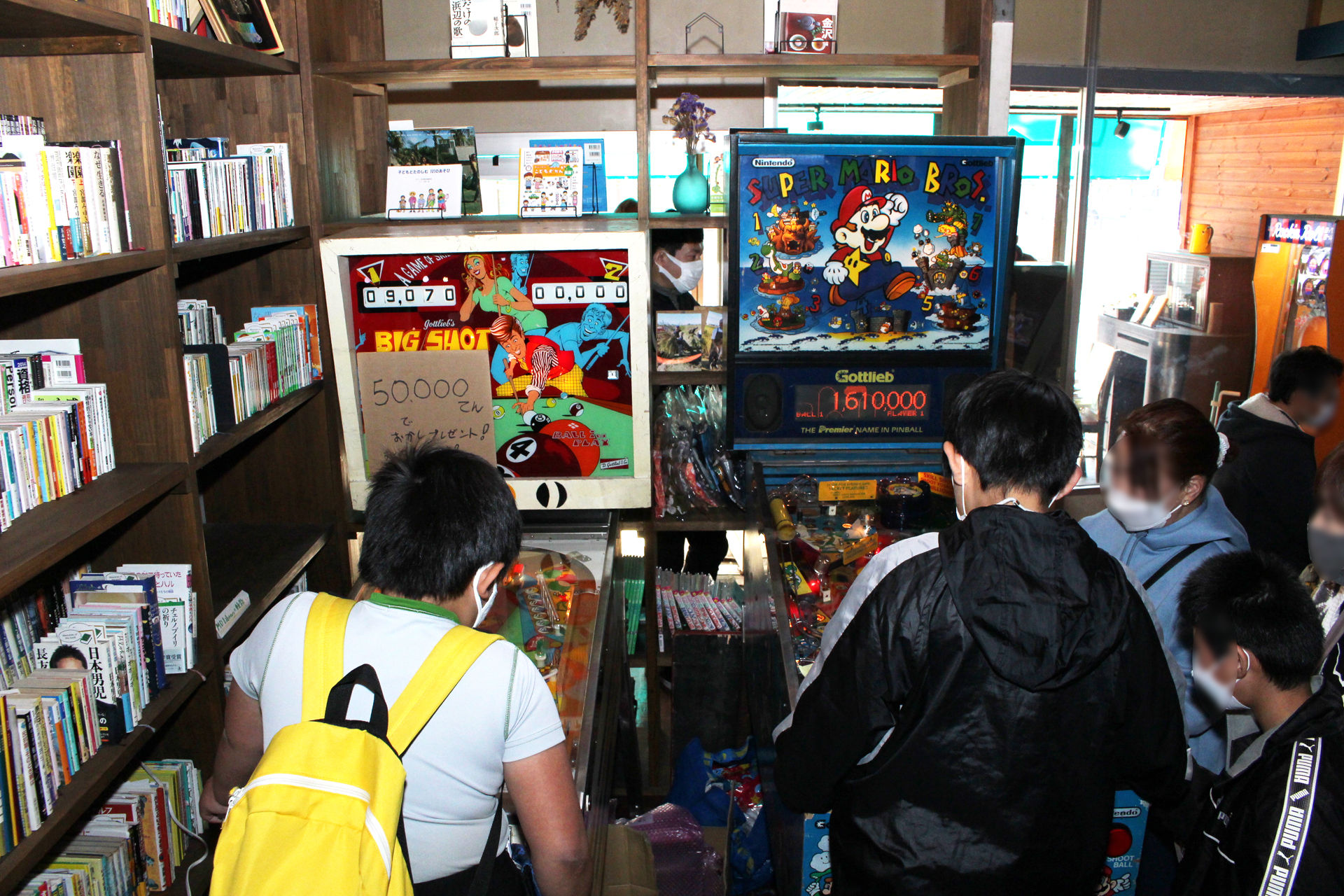 用意された踏み台にのってピンボールをプレイする子供達。皆初めて遊んだとのこと