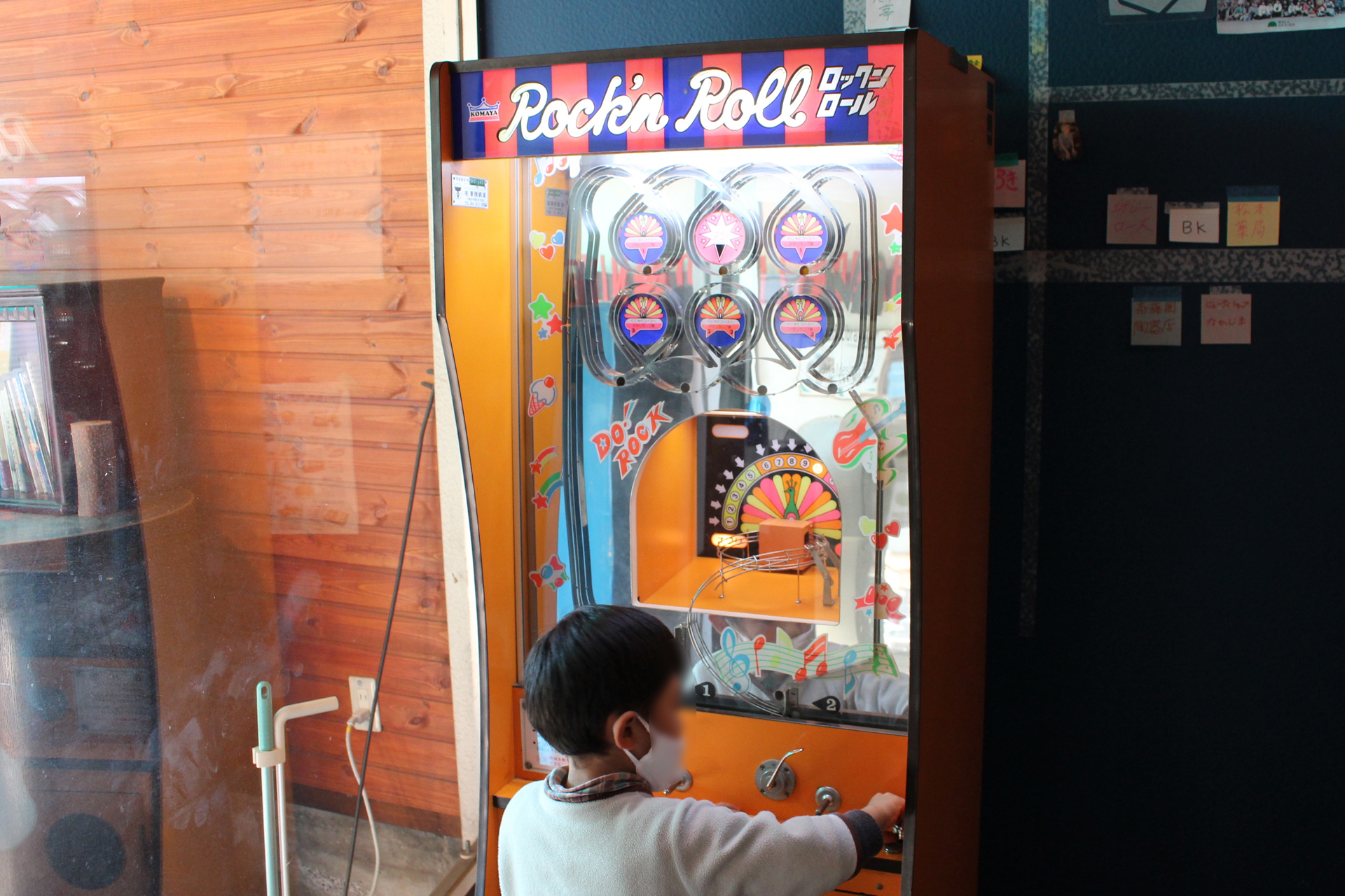弾いた球がレールの上を回った回数で当たりを狙うエレメカ「ロックンロール」。当たると景品がもらえたそうだがかなり難しく、筆者が見ている間は誰も成功していなかった