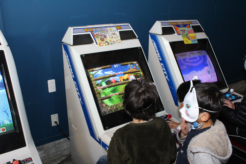 アーケードゲームのサウンドと子供達の笑い声が聞こえてくる懐かしい