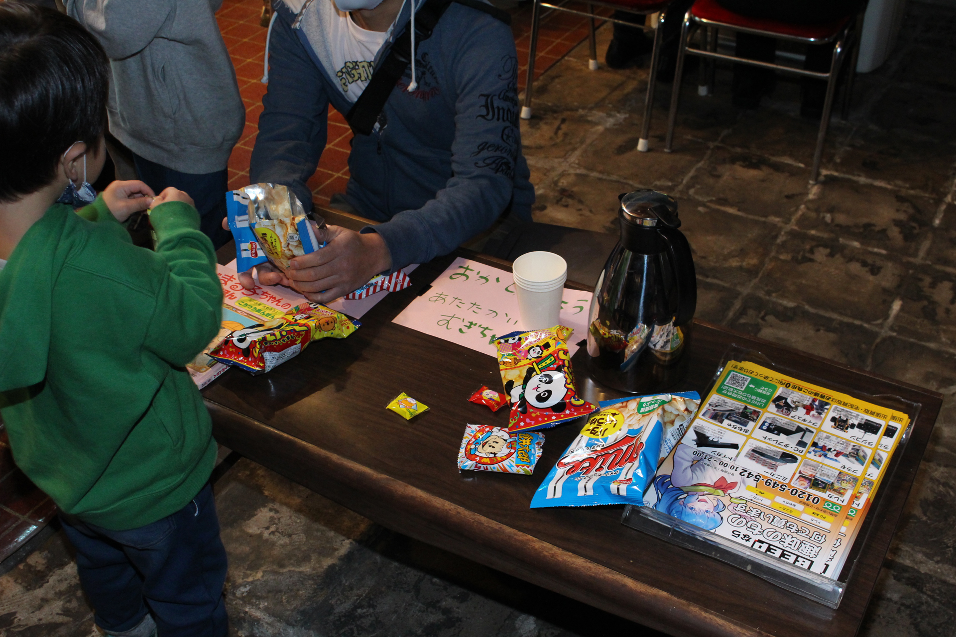 会場のテーブルに置かれたお菓子は食べ放題だ