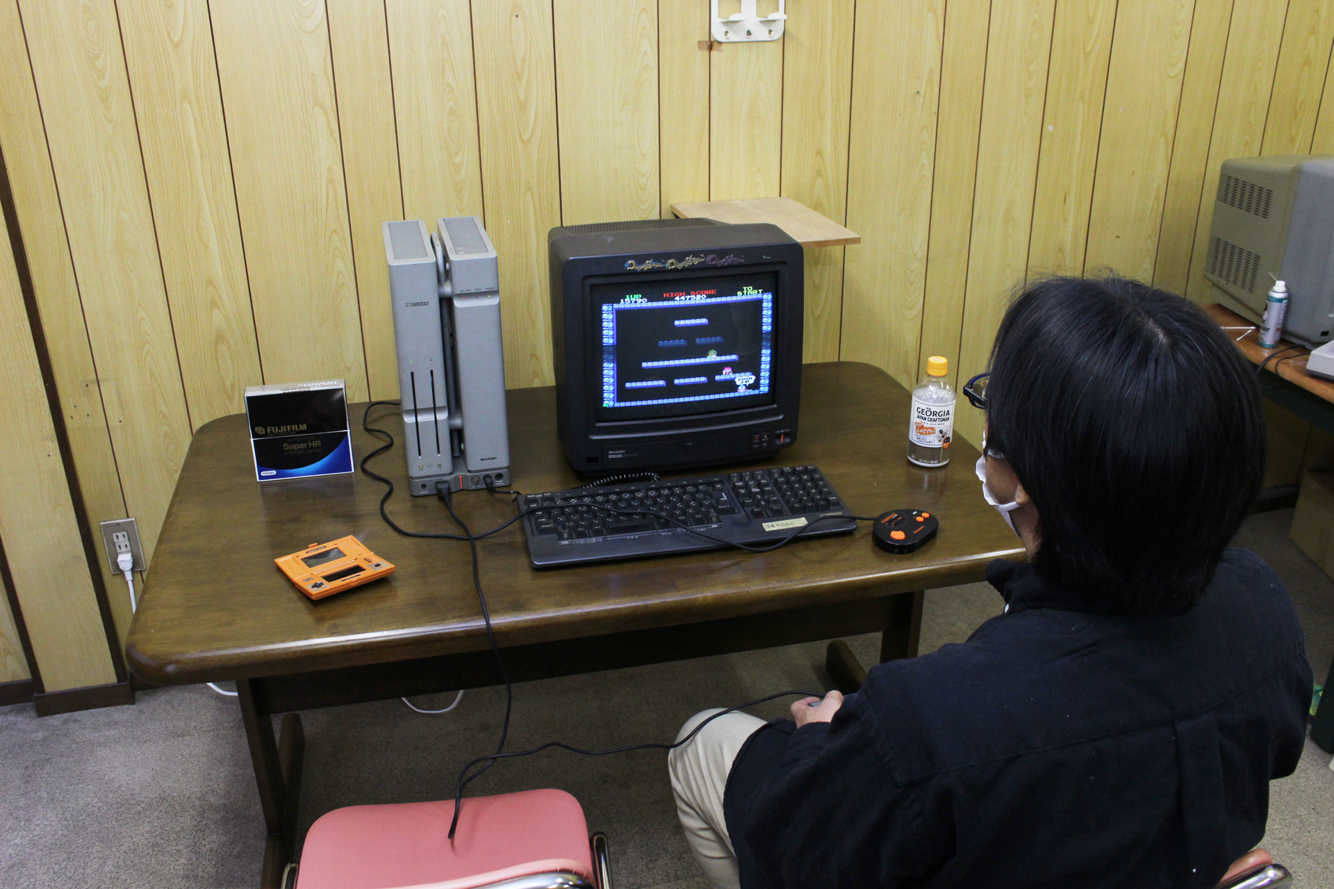 なんとX68000もプレイすることができた。そのかたわらに任天堂のゲーム＆ウオッチ「ドンキーコング」があるギャップも楽しい