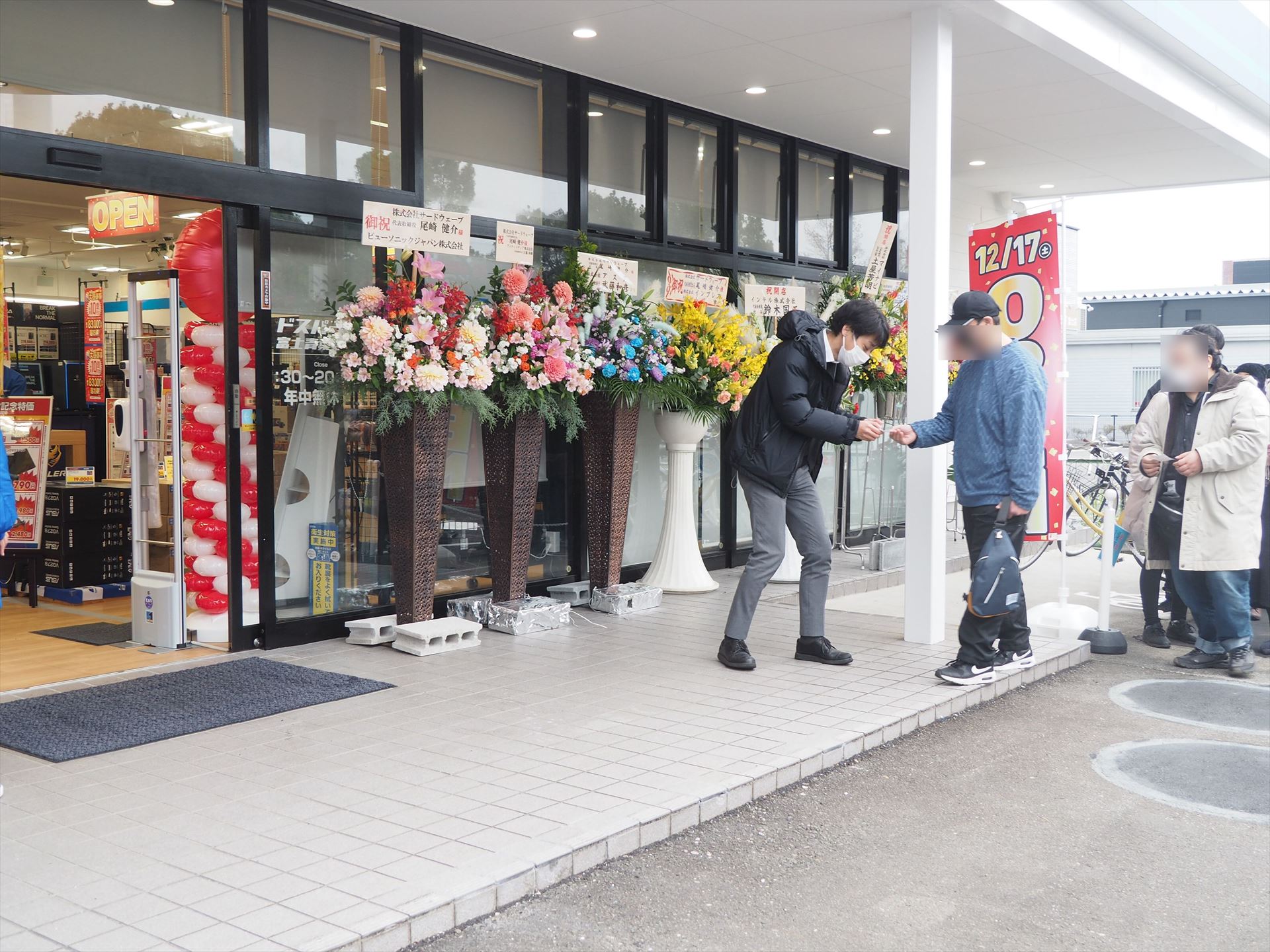 11時過ぎにドスパラ富士青葉店が正式オープン。先頭にいた方から順次スタッフに入場整理券を渡して中に入る