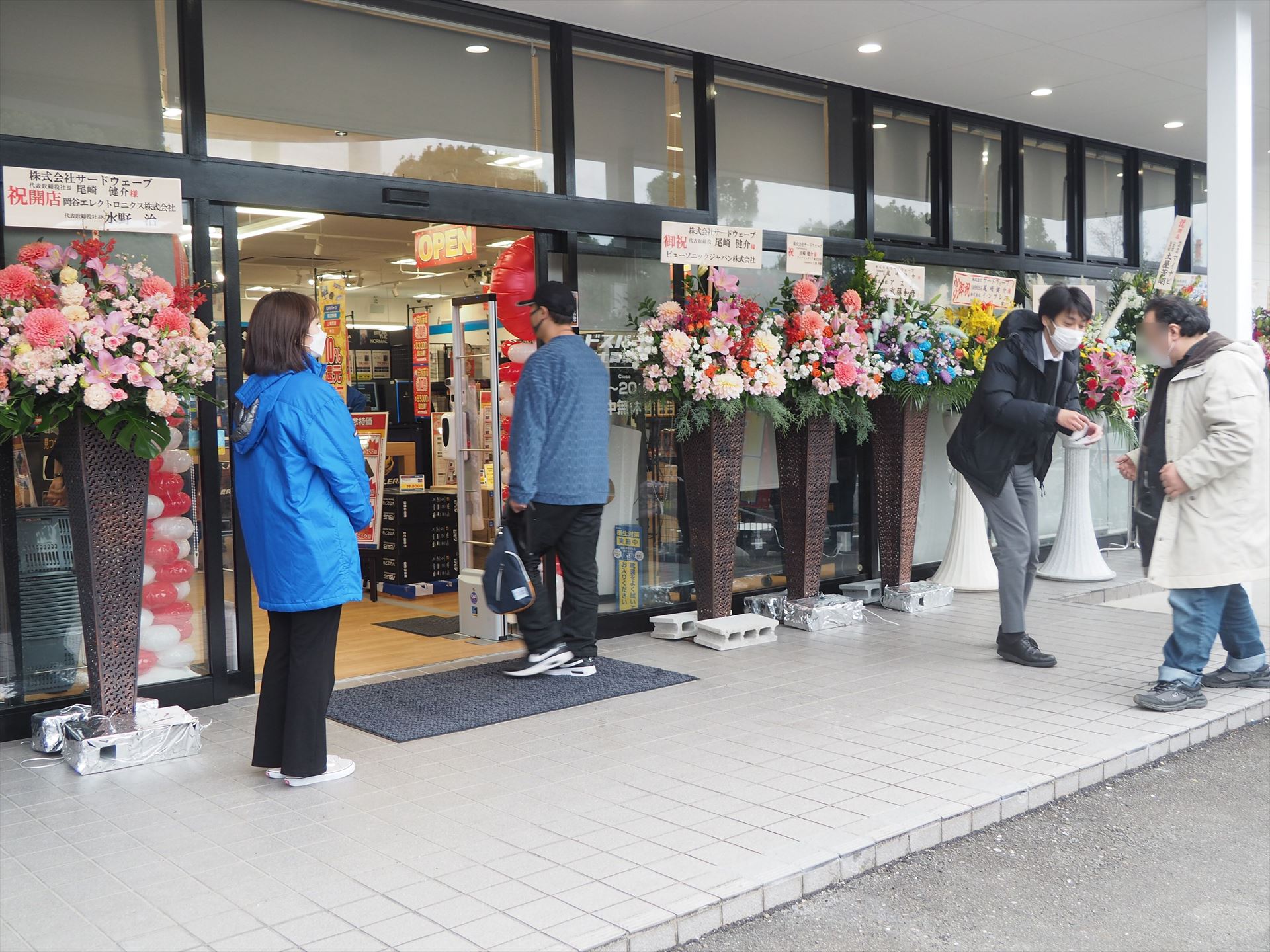 1人目の客が店内に入った