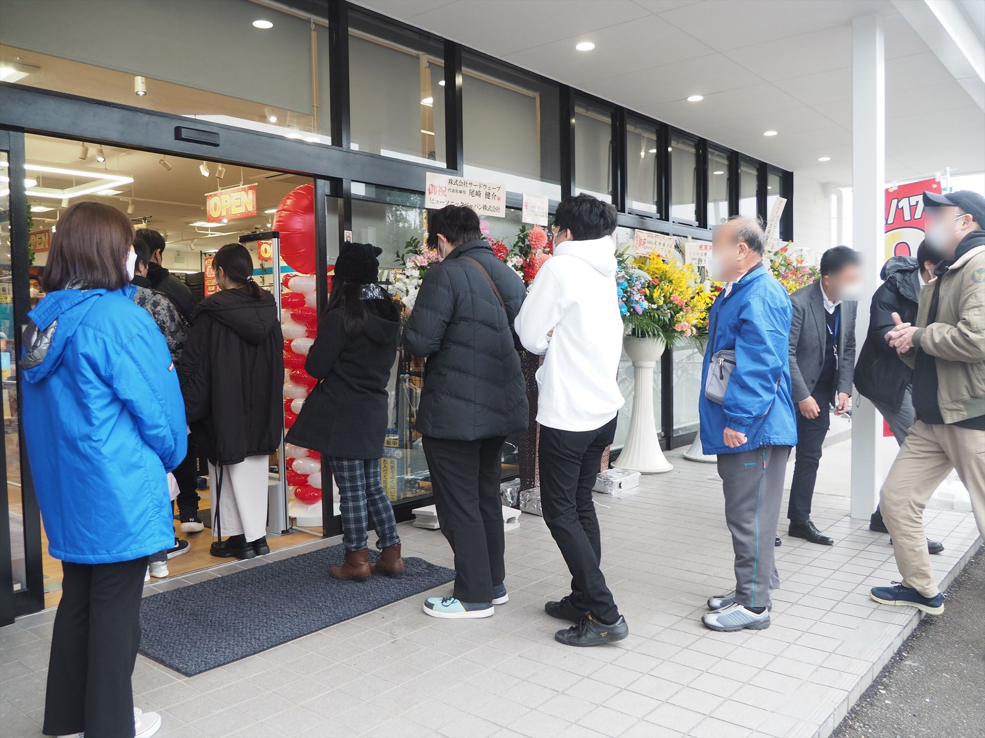 次々と店内に客が入っていく