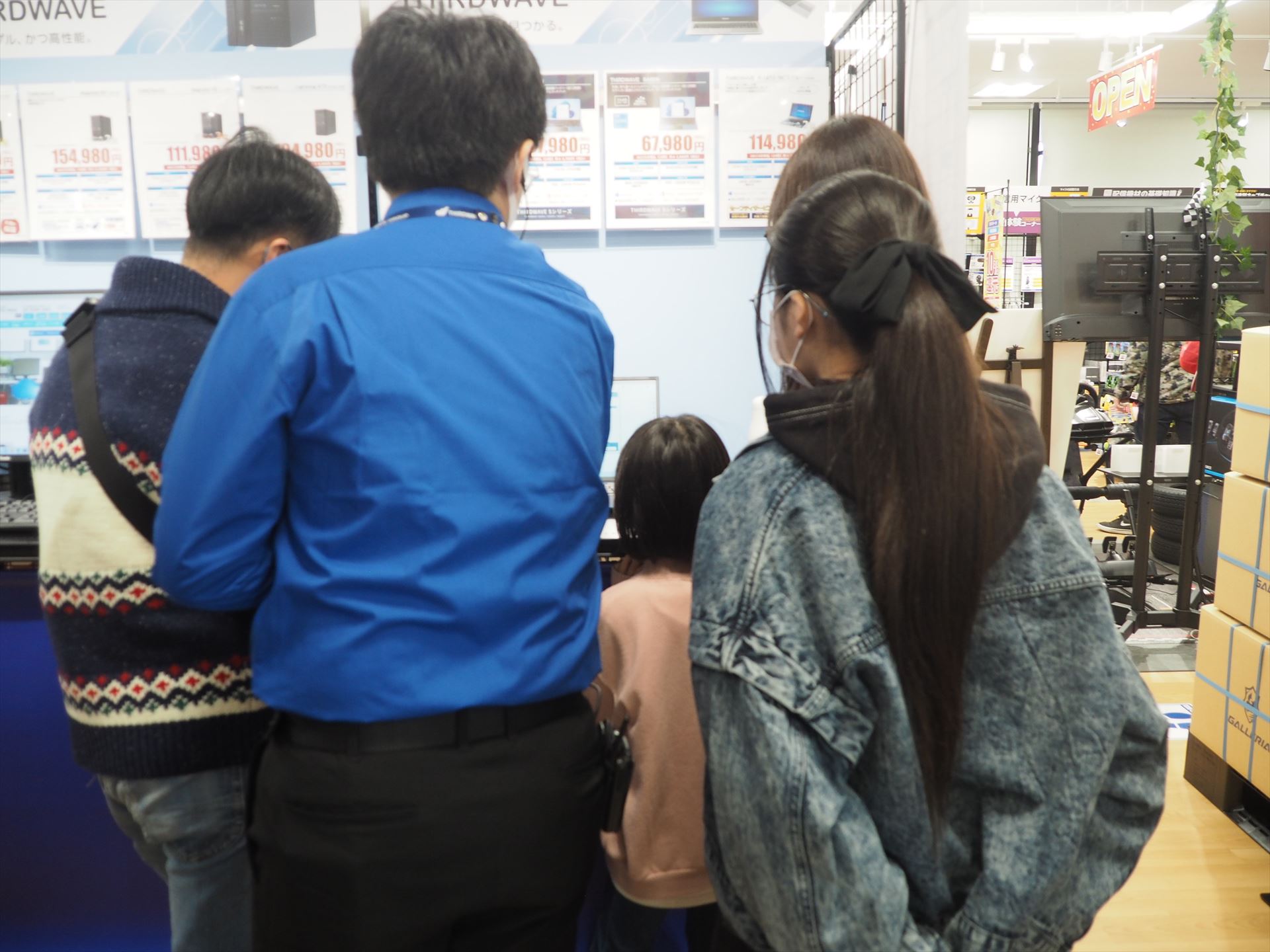 こちらは家族連れで来店されていた方で、娘さんが使うためのノートPCを探しに来たようだ