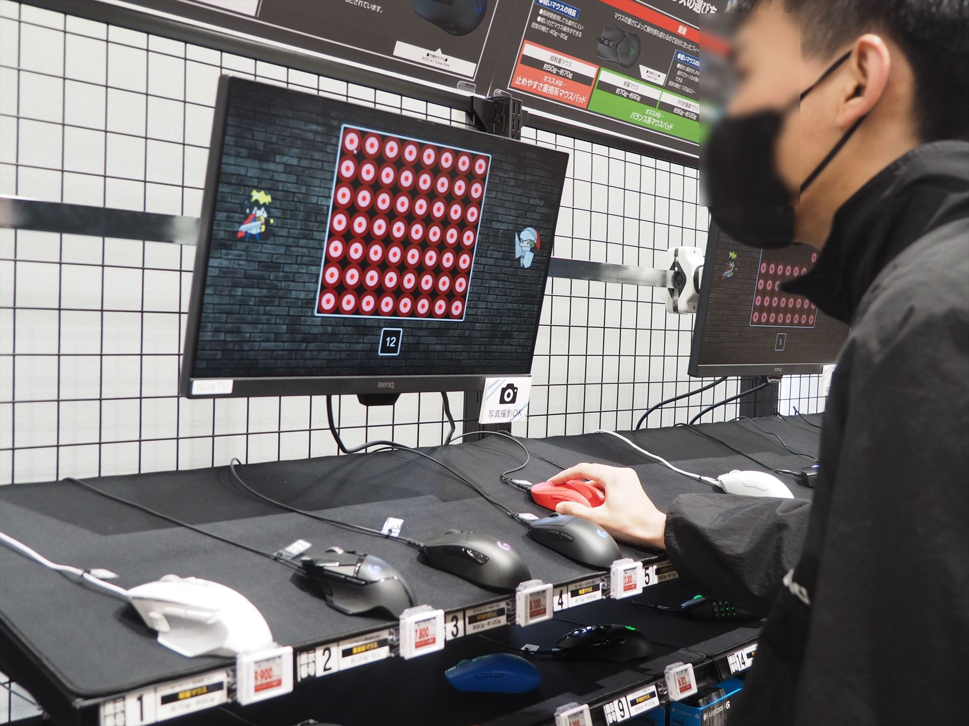 ゲーミングマウスコーナーで、実際に使い勝手を確かめる人も