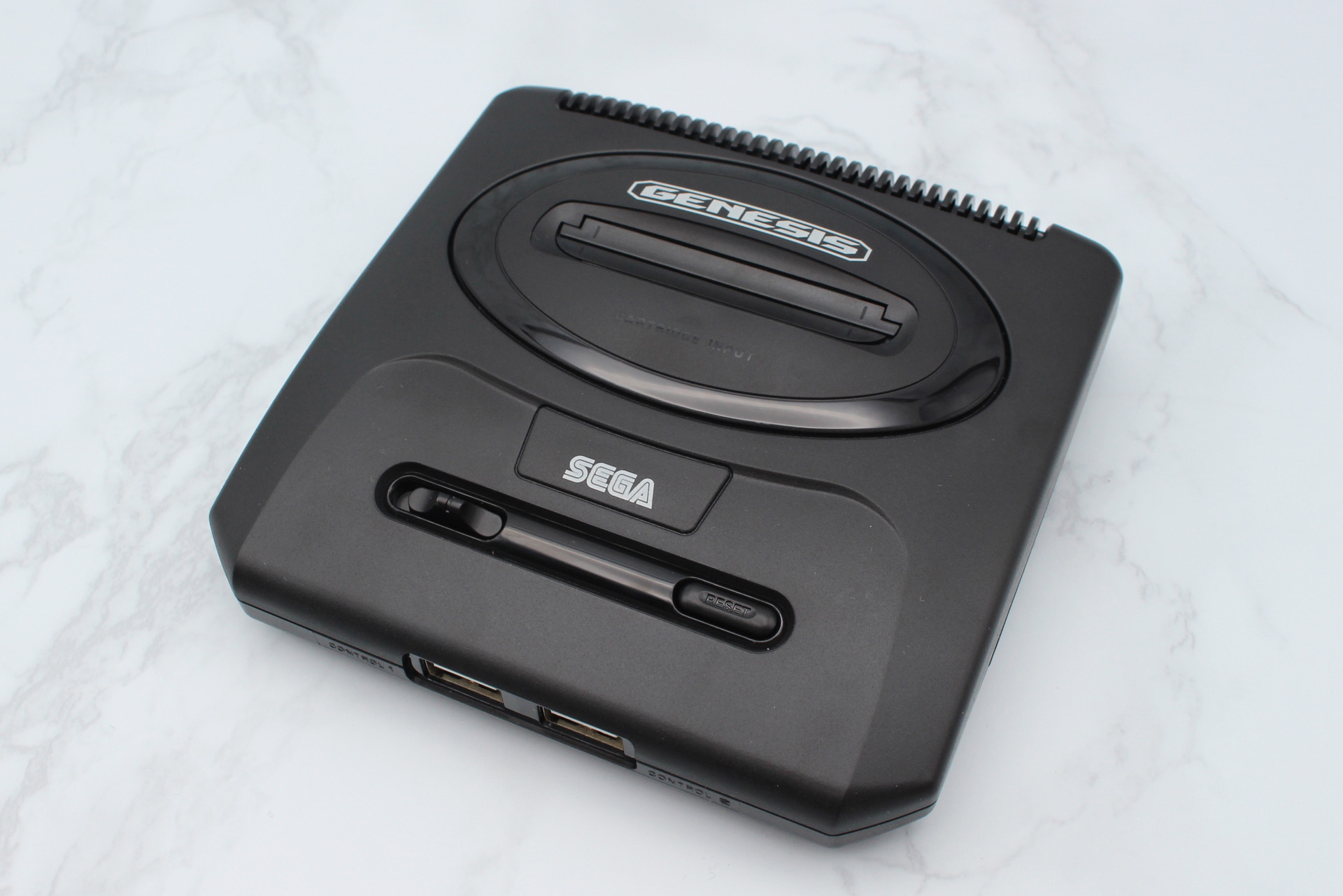 「SEGA Genesis Mini 2」。10月27日発売。価格は14,960円（税込）。Amazonでの専売となる。