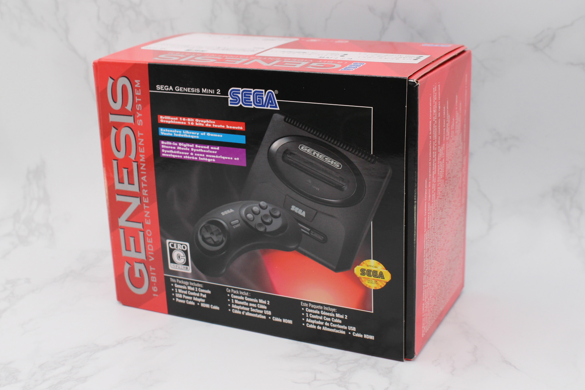 パッケージは赤と黒を基調としたもの。オリジナルのGenesis（Model 2）のパッケージに近づけている