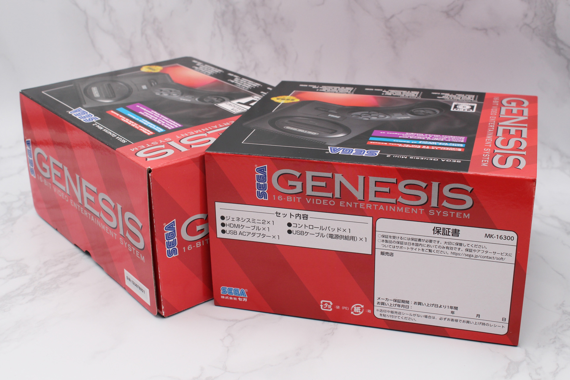 写真右はCEROレーティングのマークや日本語版保証書などが印刷された専用のスリーブ。ファンにとってはちょっと嬉しい仕様だ