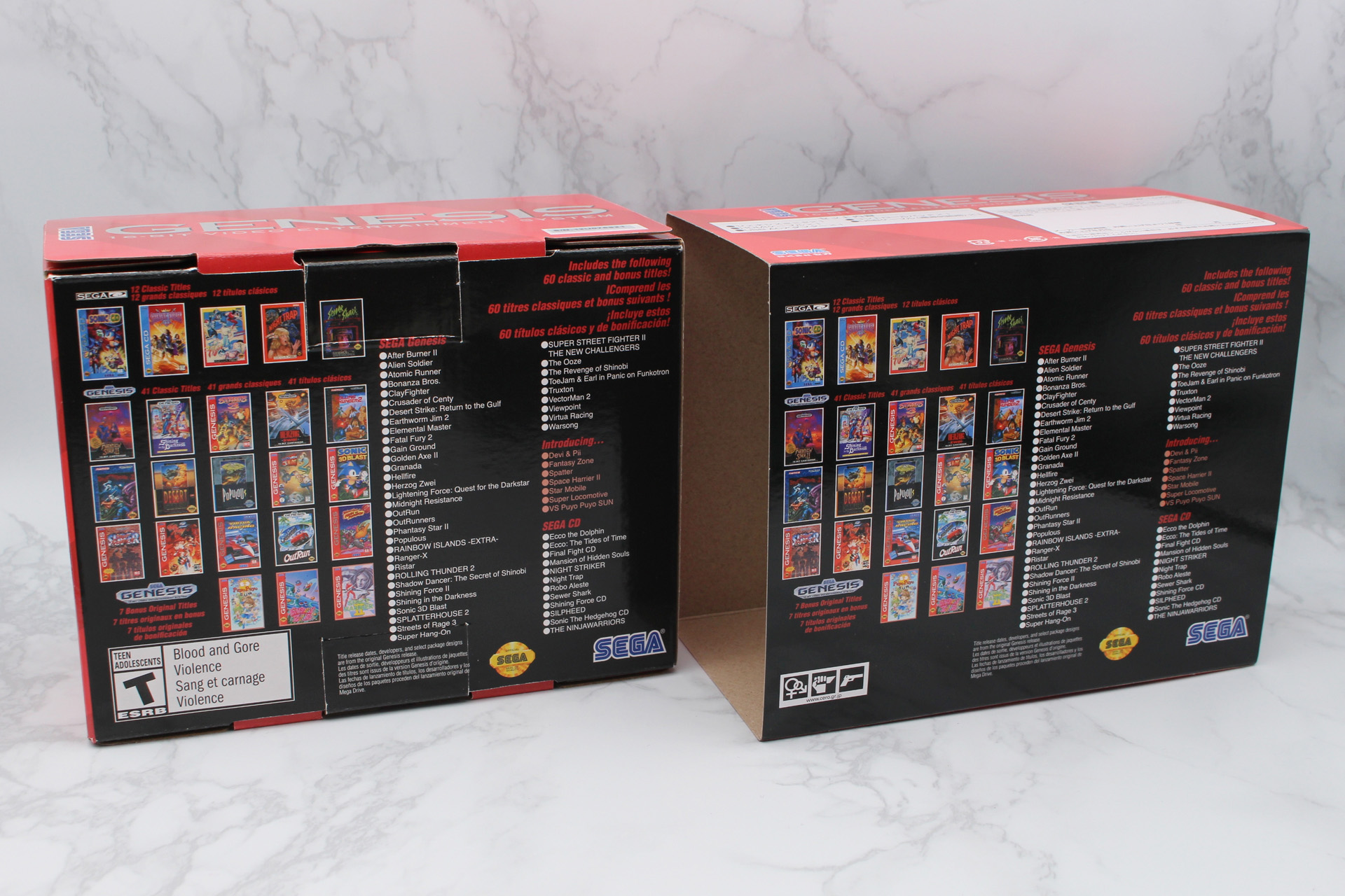 パッケージ（左）とスリーブ（右）の背面。タイトルリストとパッケージが印刷されている。スリーブは全体がわずかに縮小表示されているようだ