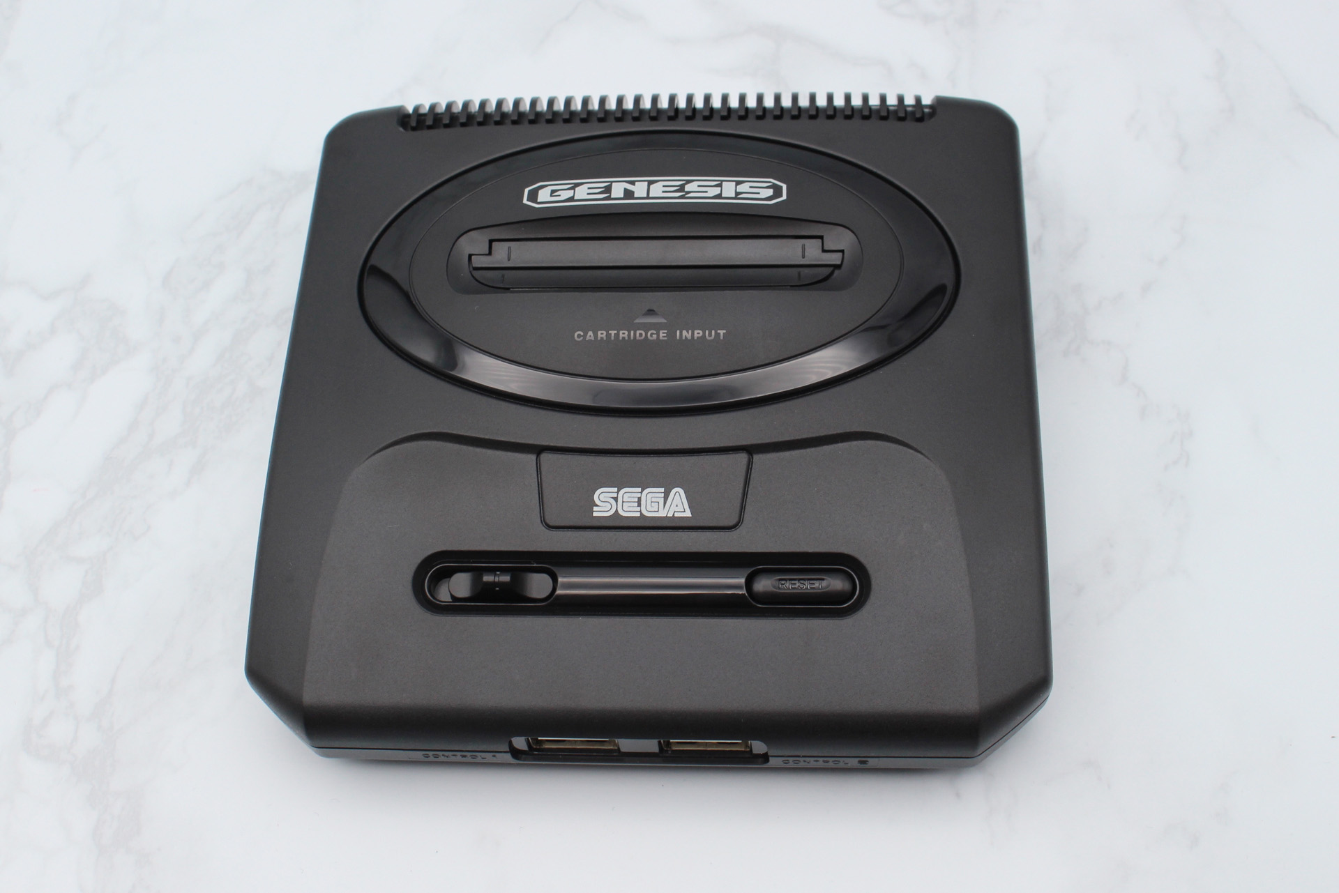 黒に白ロゴのシックな本体。パワースイッチのON／OFF表記もなく、向かって左に入れるとONになる