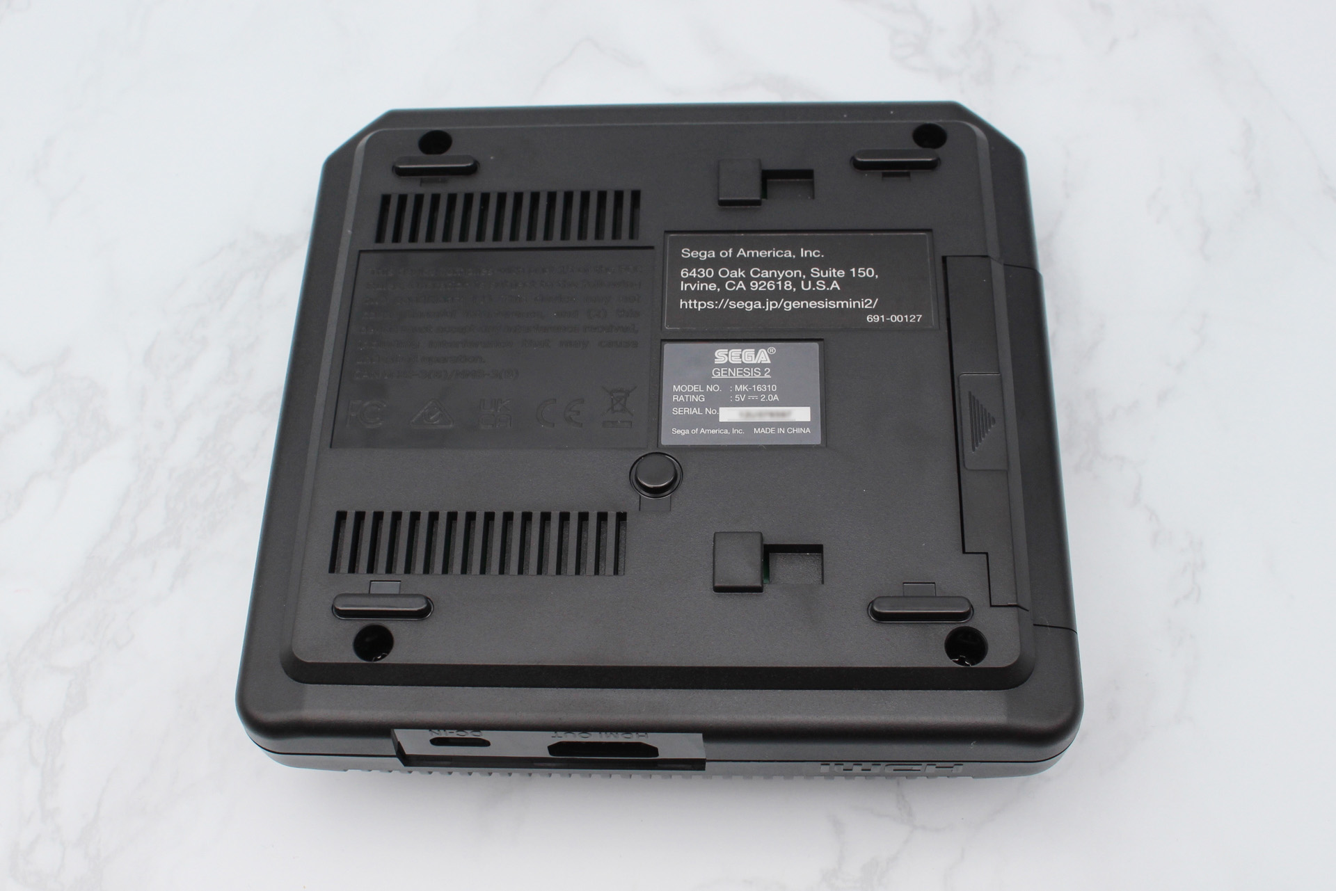 裏面はメーカーがSega of Americaとその住所になっていて、本体名もSEGA Genesis表記に。拡張端子カバーももちろん取り外せる