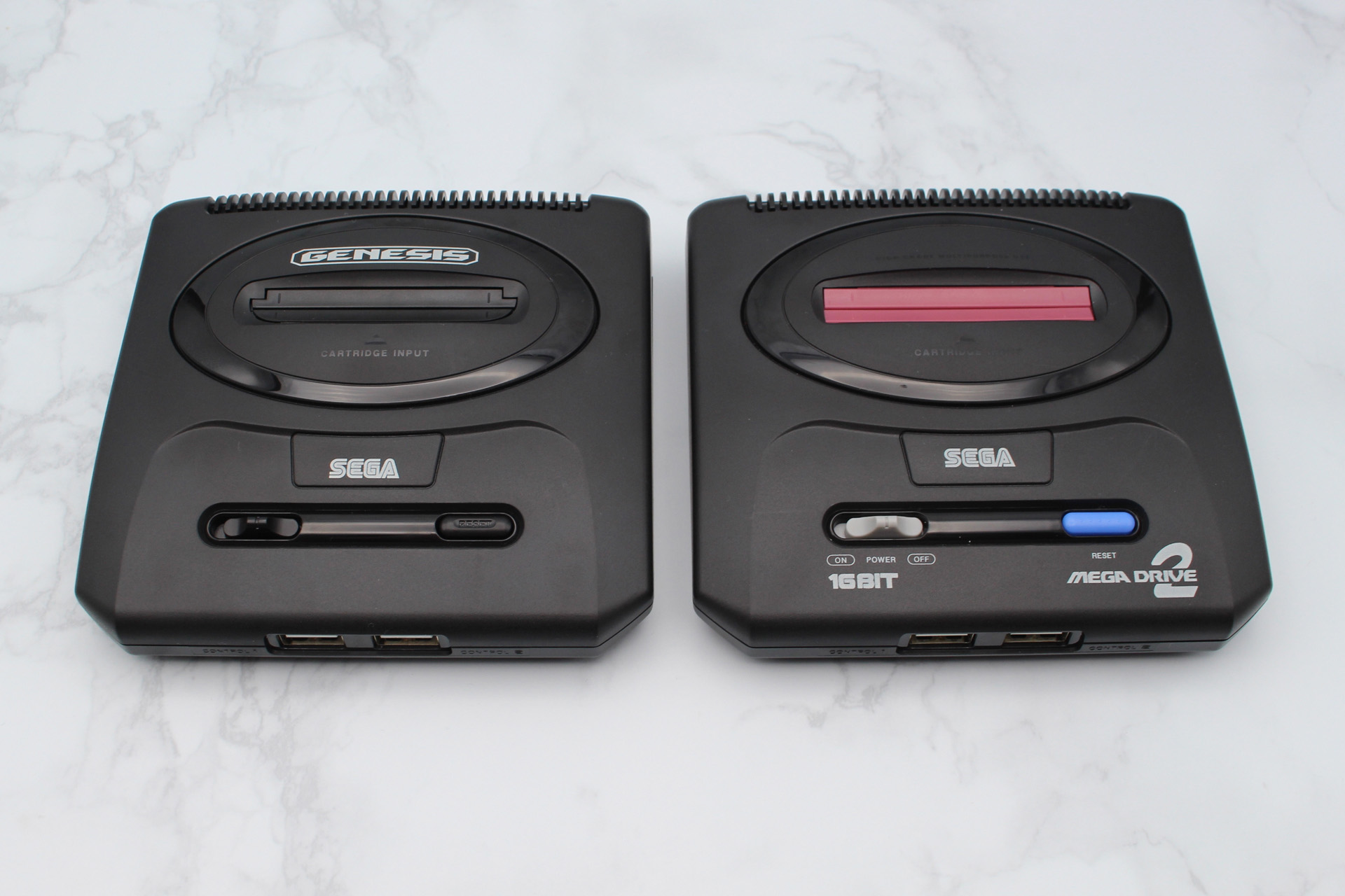 メガドライブミニ2（右）との比較。比べてみるとメガドライブミニ2は意外にカラフルだ