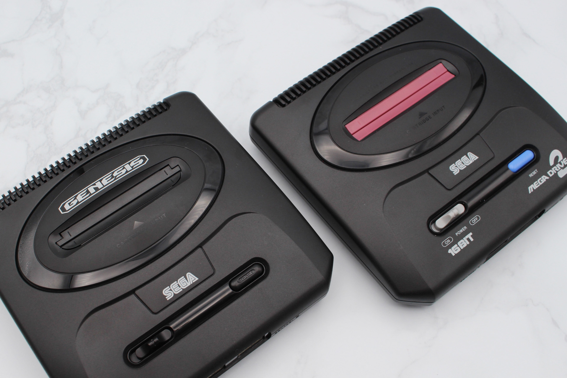 カートリッジの形状に合わせてスロットの形が違う。両者とも開閉ギミックがある