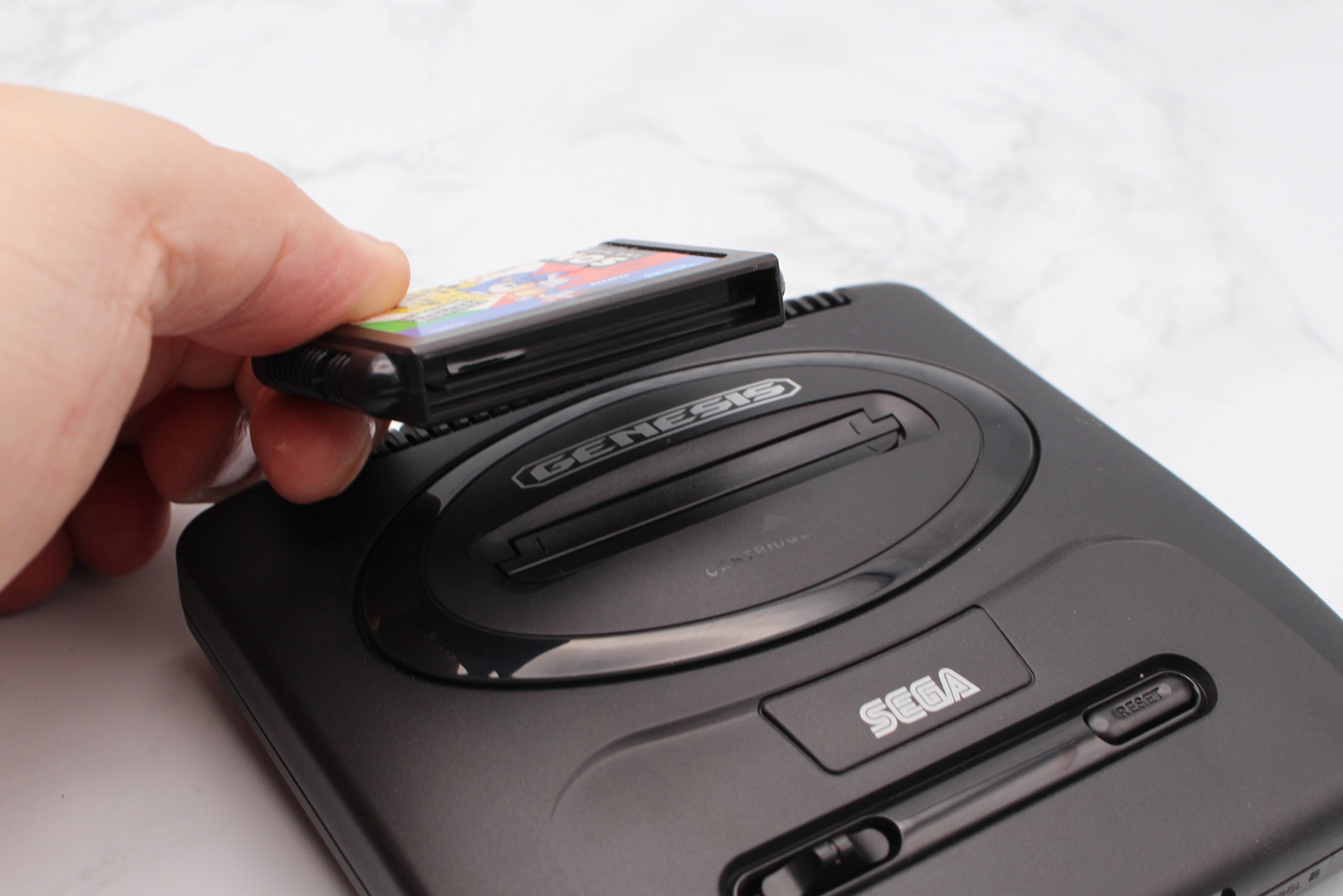 Genesisは主にカートリッジの形で国内外のリージョンを分けていたため、スロットの形状が違うのでメガドライブカートリッジ ミニは入らない