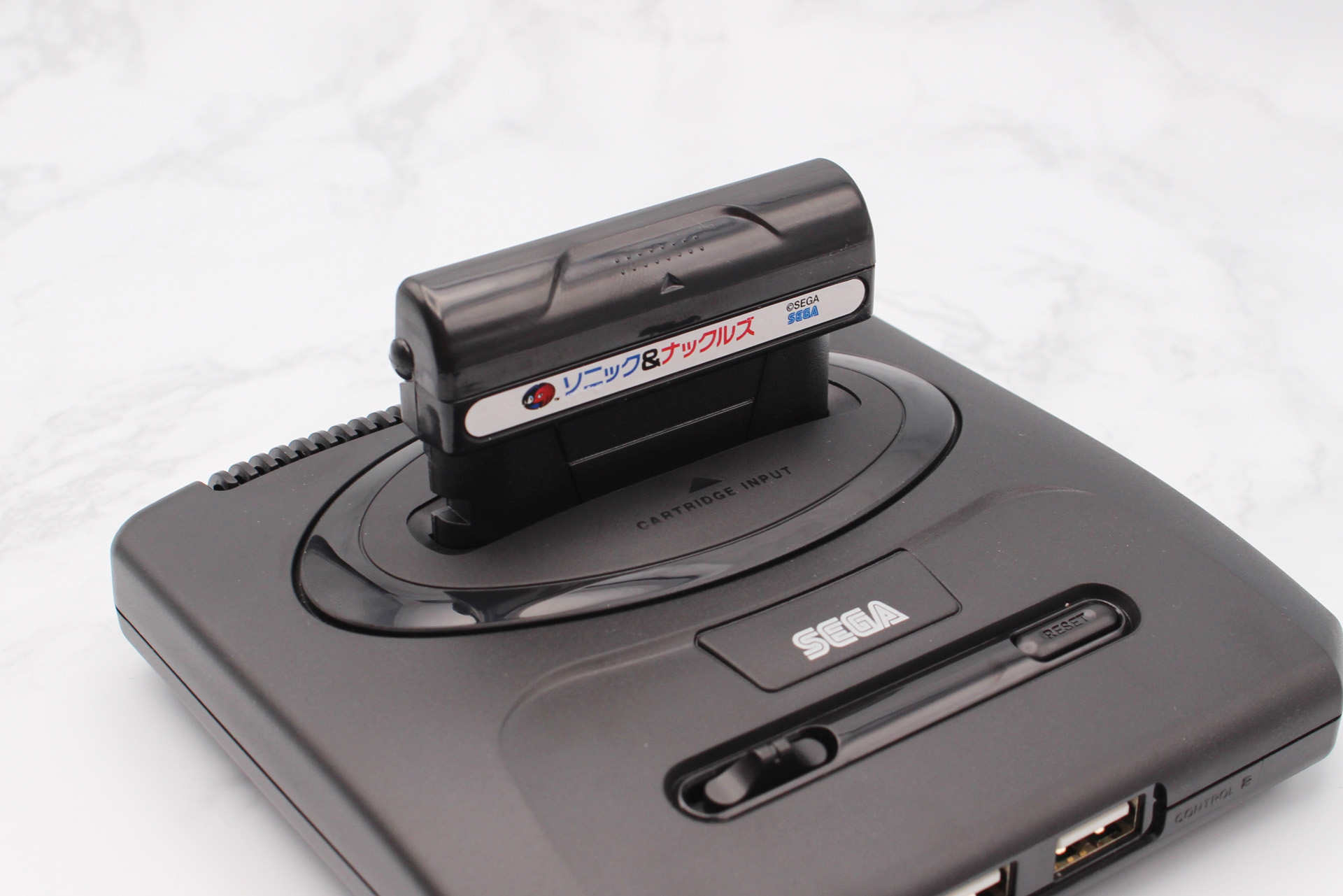 「メガドラタワーミニ」に付属する「ソニック＆ナックルズ」は北米カートリッジの形状で挿入はできるが、内部の空間が浅く浮いた状態になってしまう