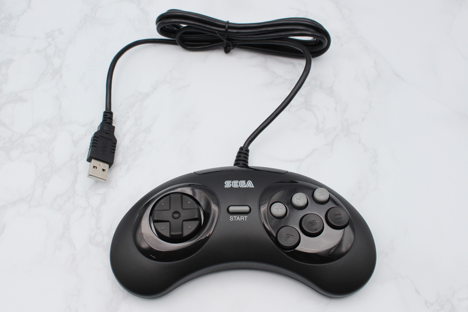 コントローラー。機能は同じで、右上にメニュー用のMODEボタンもある