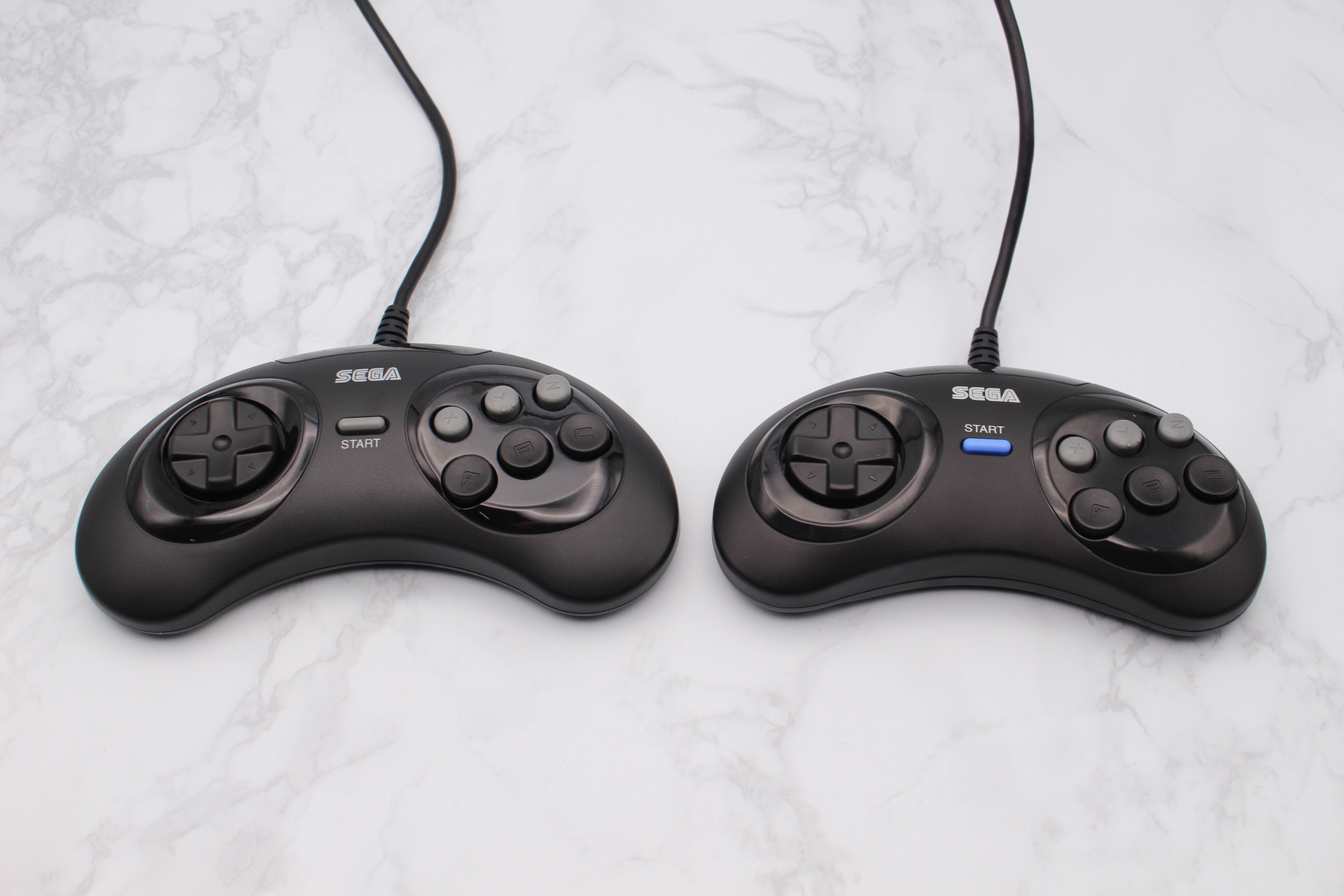 右がメガドライブミニ2に付属のコントローラー。一回りほどサイズが違い、STARTボタンの色も異なる