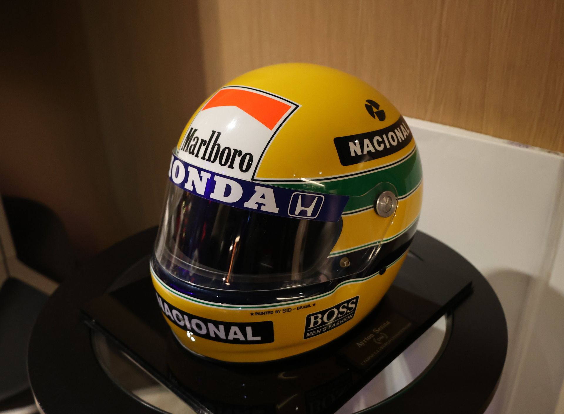 その横にはアイルトン・セナのヘルメットというお宝が飾られている