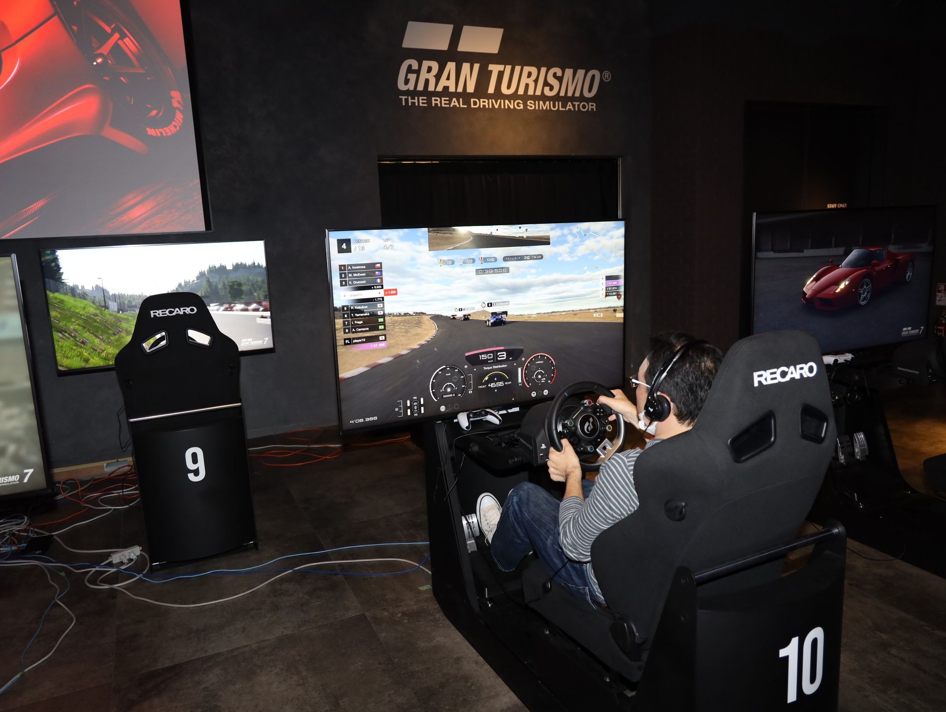 RECAROのレーシングコクピットに、Thrustmasterのホイール＆ペダル環境で「GT7」がプレイできる