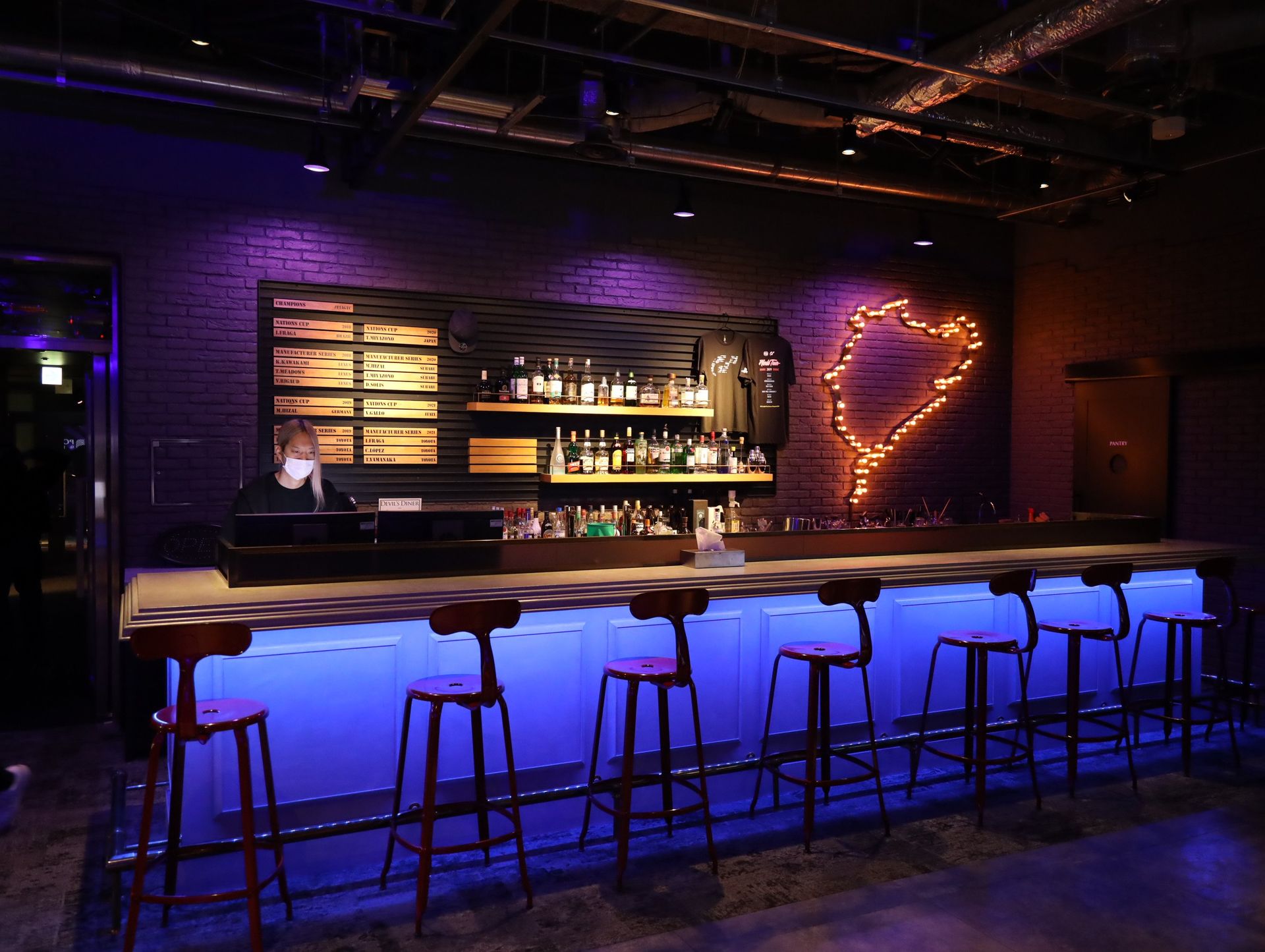 お洒落なバー。ニュルブルクリンクのコースがユニーク