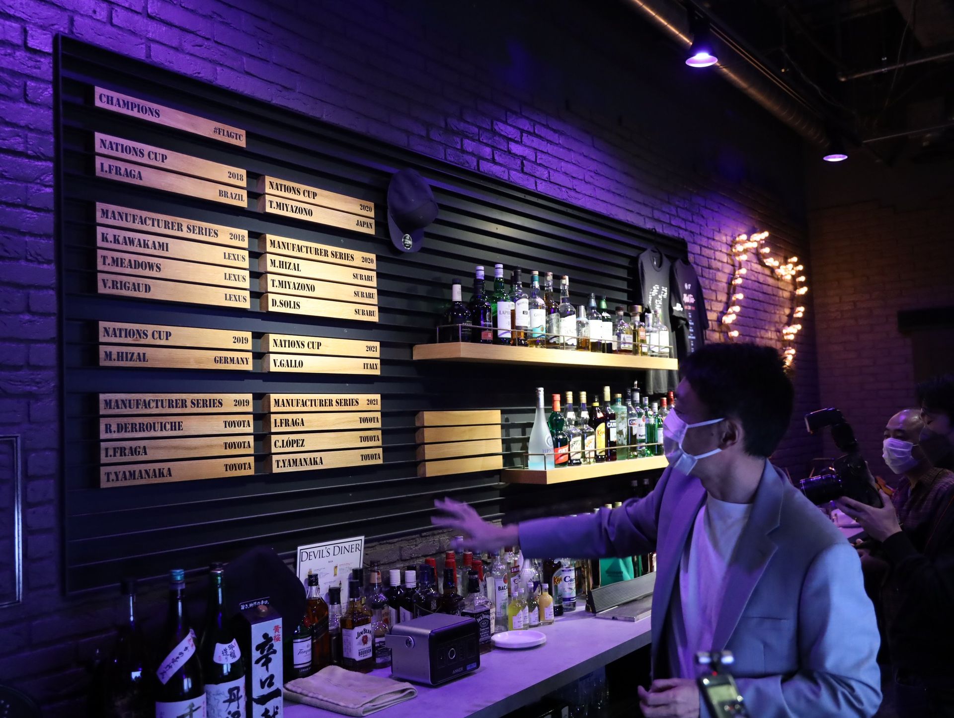 「GT」ワールドシリーズ出場選手のネームプレートが掲示されている