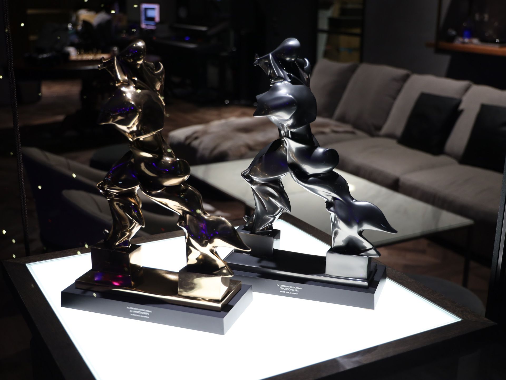 社長室は残念ながら撮影禁止。トロフィーの奥に見えるのが社長室のソファで、その左奥にわずかに見えるのが山内氏のデスクだ