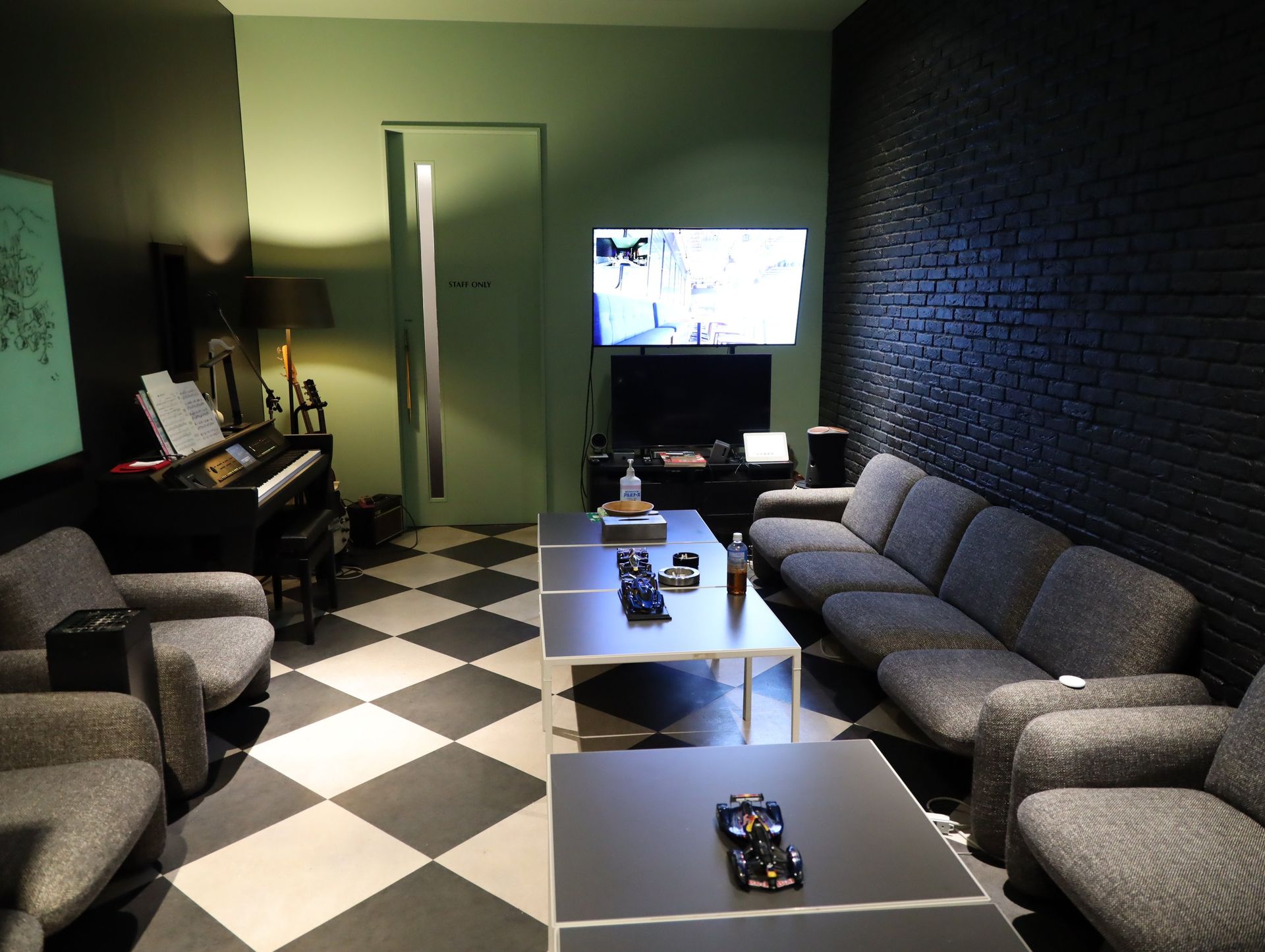 タバコが吸えるラウンジ。左奥には、山内氏がノクターンなどを弾くというピアノも置かれている