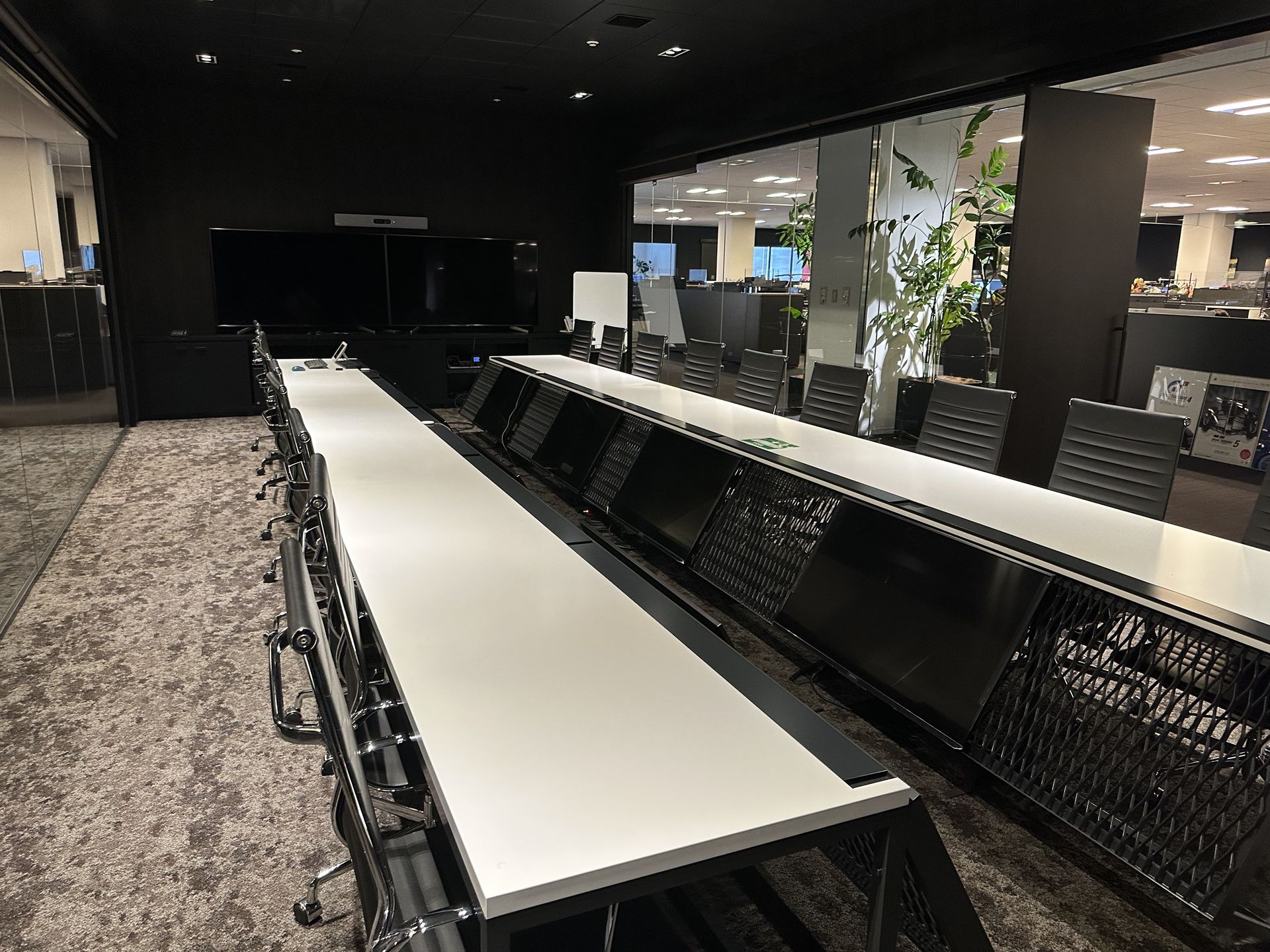 中央の大会議室。左右ガラス張りとなっており、勤務するスタッフから中身が見える。「」スタッフに隠すものはない」というポリシーから来るもの