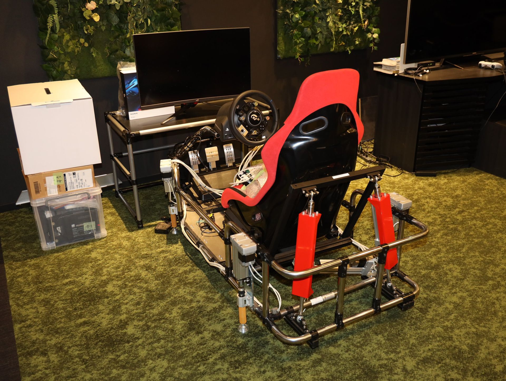 アクセスが製造販売している業務用のドライブシミュレーター。GTも対応しており、共同開発した関係で設置されている