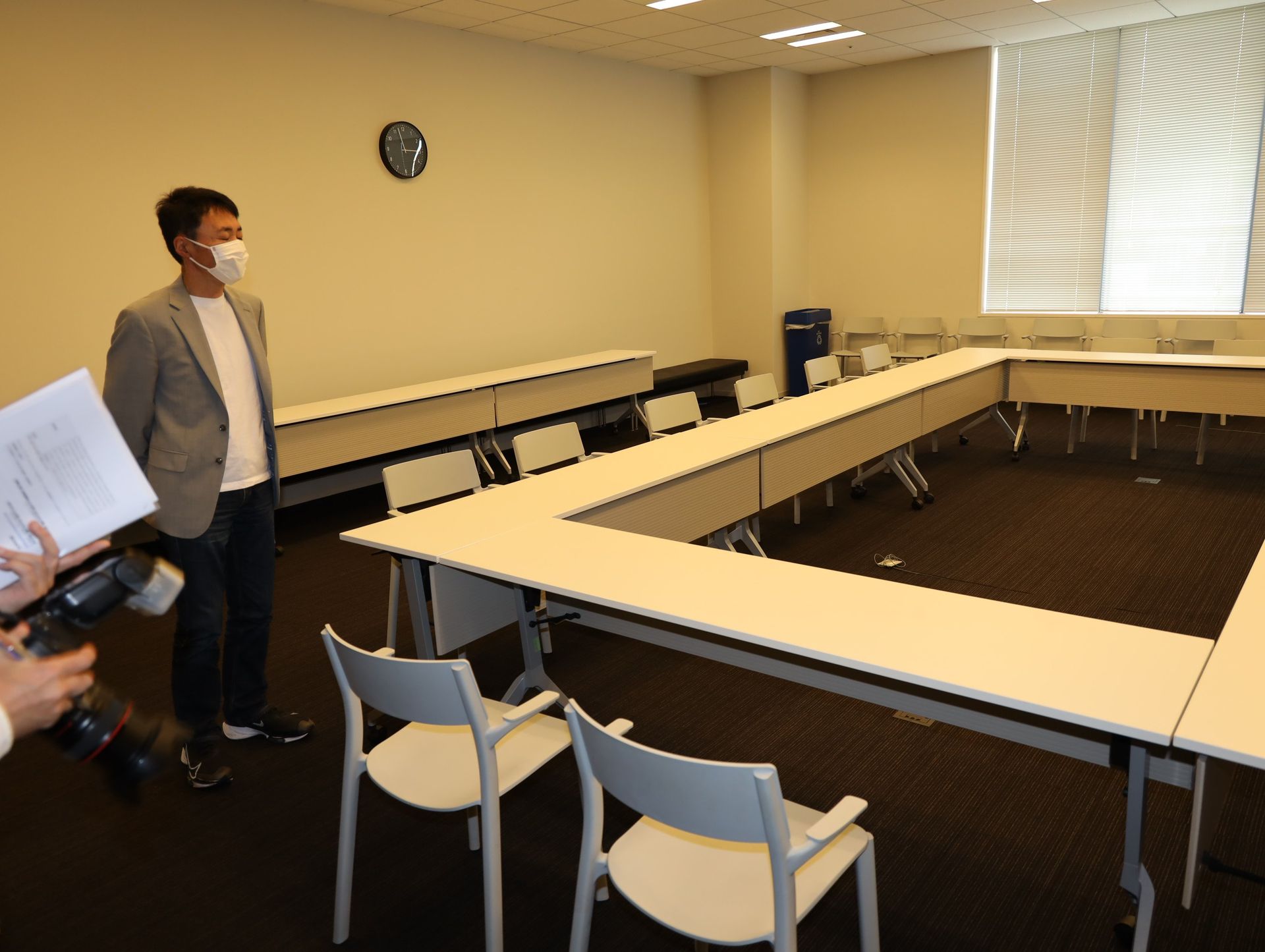 今回合同インタビュー会場となった普通（!?）の会議室もある
