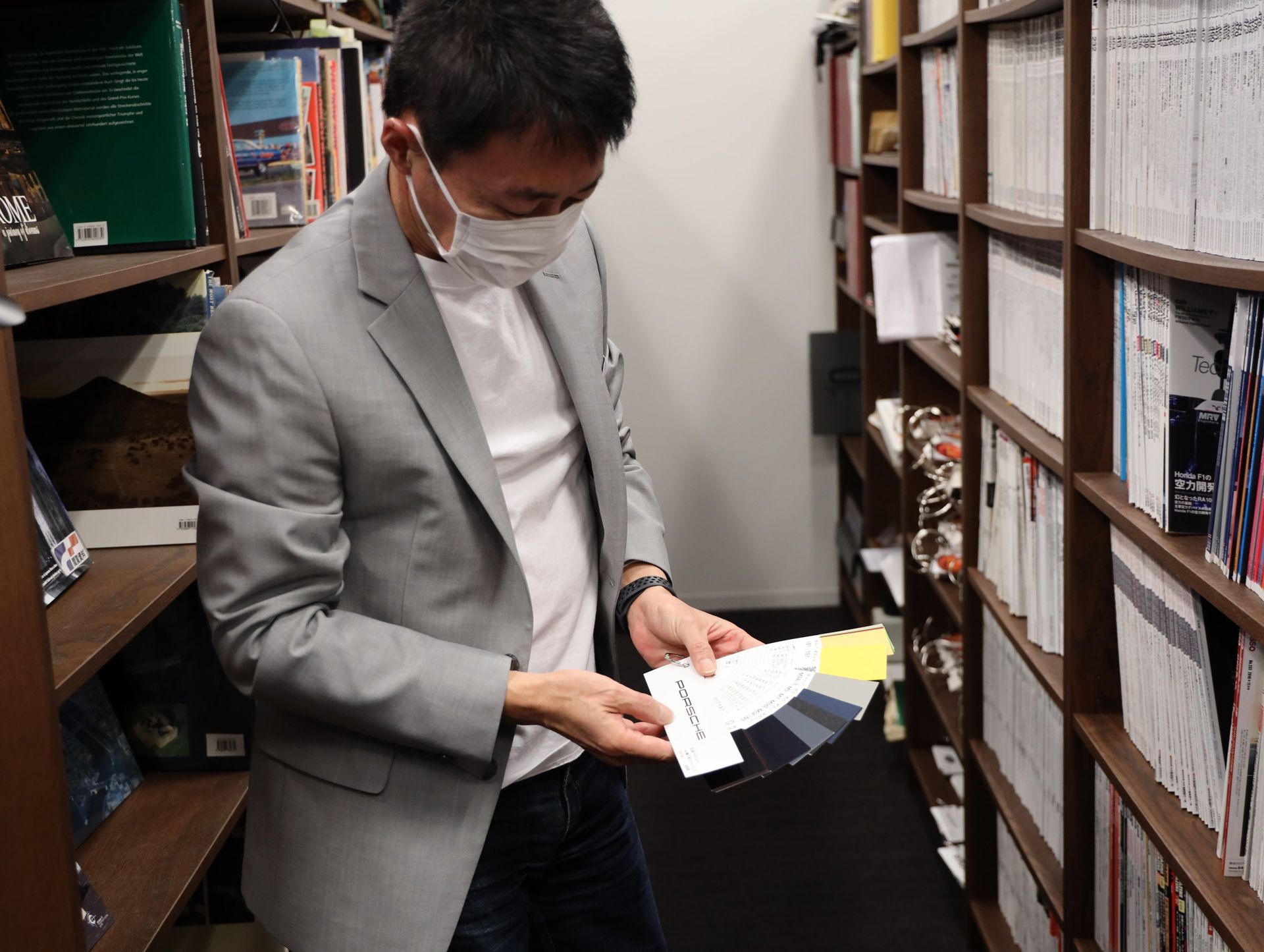 ポルシェの色見本を懐かしそうに眺める山内氏。現在は、専用の機器で直接色を取り込んでいる