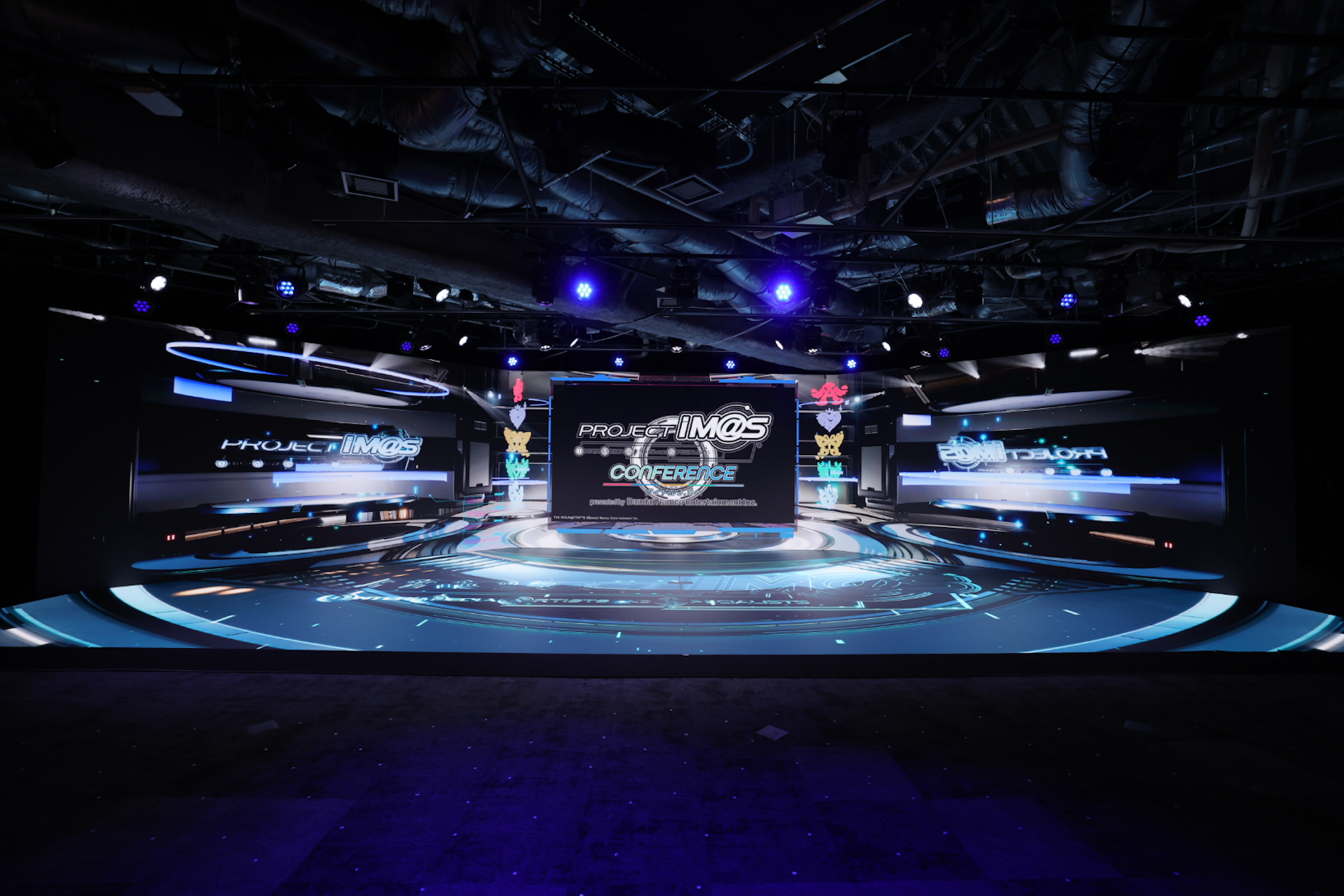 カンファレス会場内はデジタル空間を演出した形で彩られていた