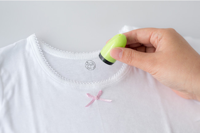 従来の紙だけにスタンプできるタイプと違い、布やプラスチックはもちろん、ビニールや金属などあらゆる素材にスタンプOK。肌着や靴下、マスク、上靴、コップやお弁当箱にも押せる