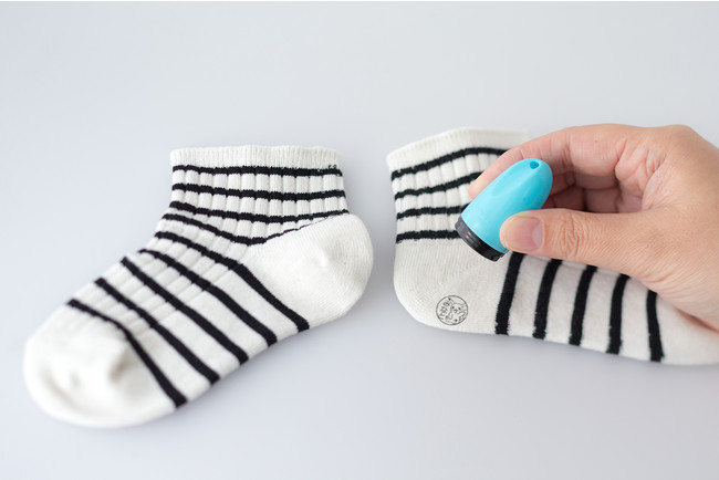 従来の紙だけにスタンプできるタイプと違い、布やプラスチックはもちろん、ビニールや金属などあらゆる素材にスタンプOK。肌着や靴下、マスク、上靴、コップやお弁当箱にも押せる