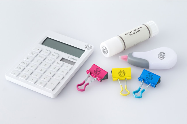 従来の紙だけにスタンプできるタイプと違い、布やプラスチックはもちろん、ビニールや金属などあらゆる素材にスタンプOK。肌着や靴下、マスク、上靴、コップやお弁当箱にも押せる