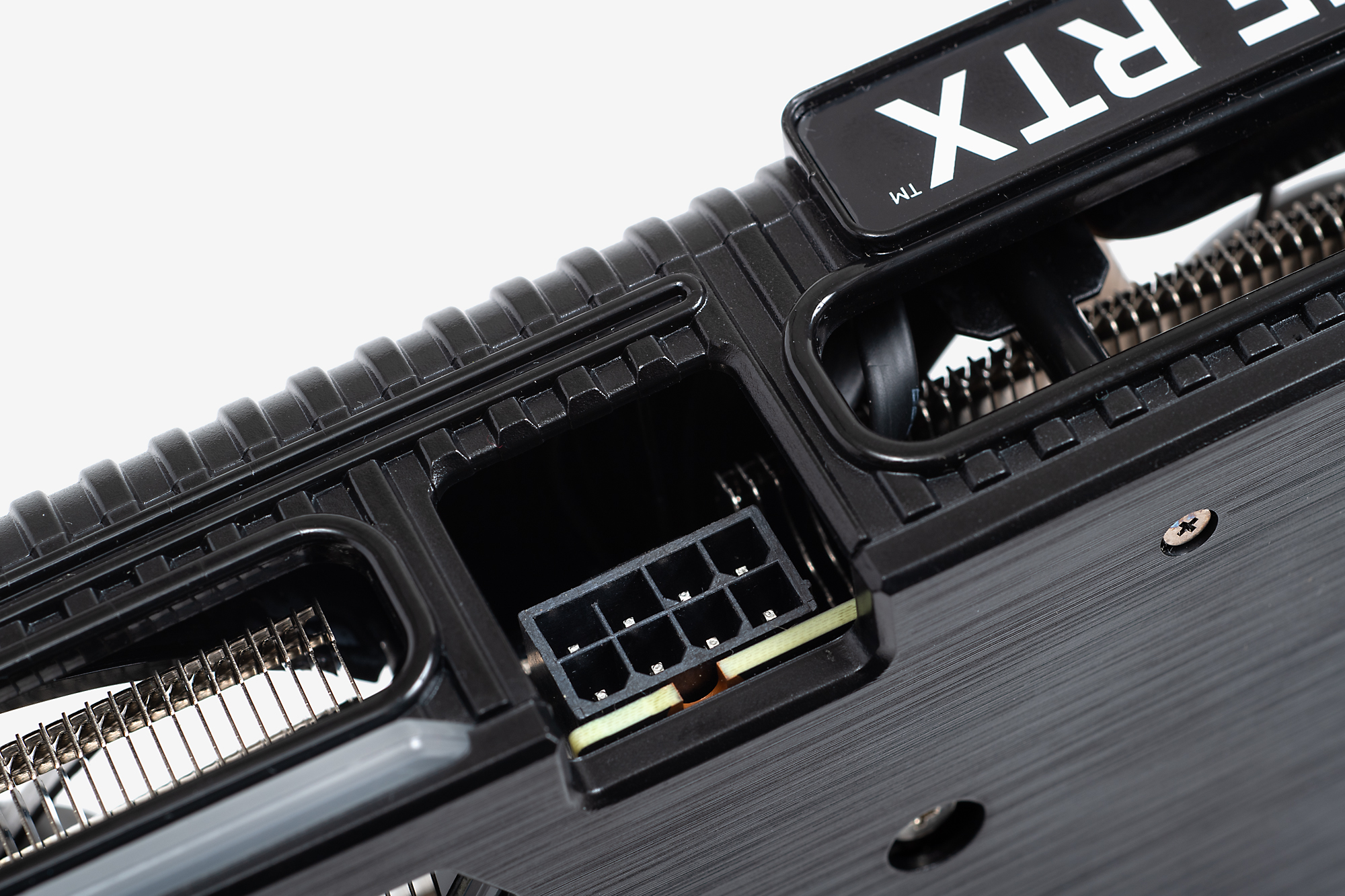 8ピンの補助電源コネクタを接続する必要がある