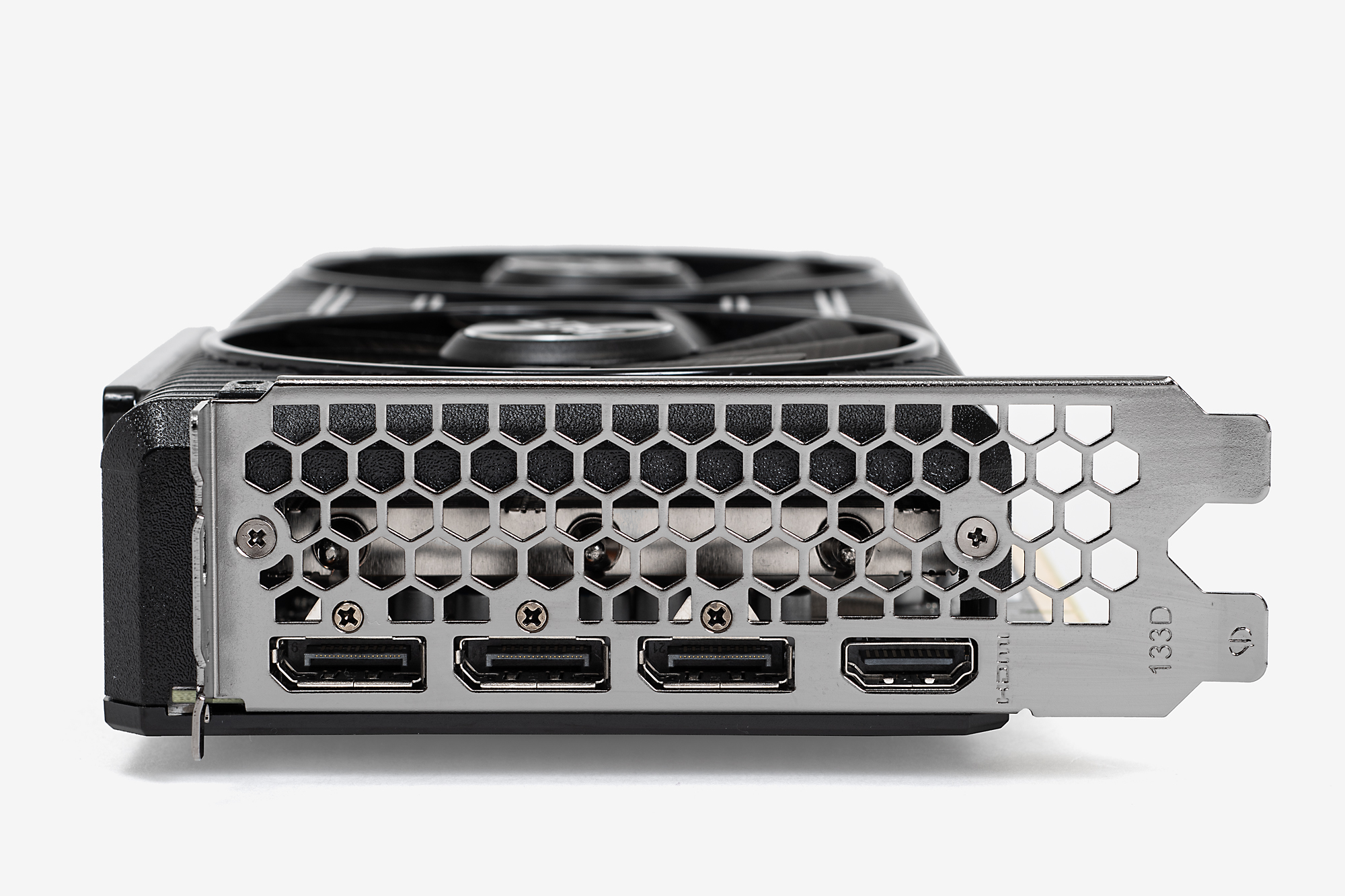 「RTX 3060 Ti Dual」のブラケット部分。HDMI 2.1×1とDisplayPort 1.4a×3の合計4つの出力端子を備えている