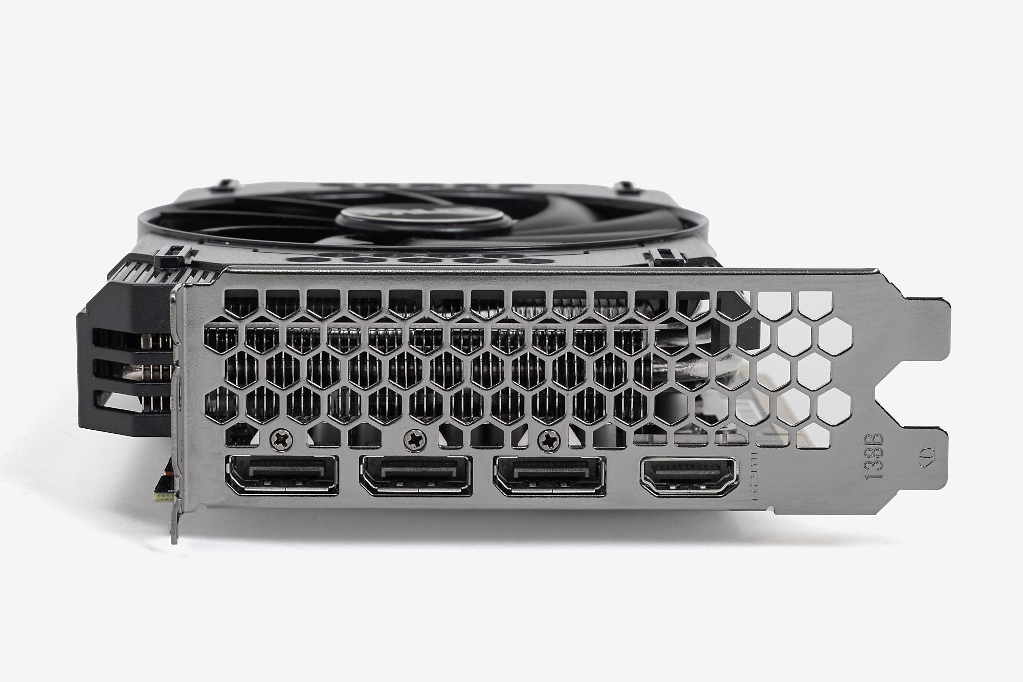 「RTX 3060 StormX」のブラケット部分。HDMI 2.1×1とDisplayPort 1.4a×3の合計4つの出力端子を備えている